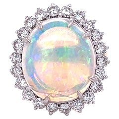 Bague en platine et or avec opale blanche de 4,09 carats et halo de diamants, certifiée par le GIA