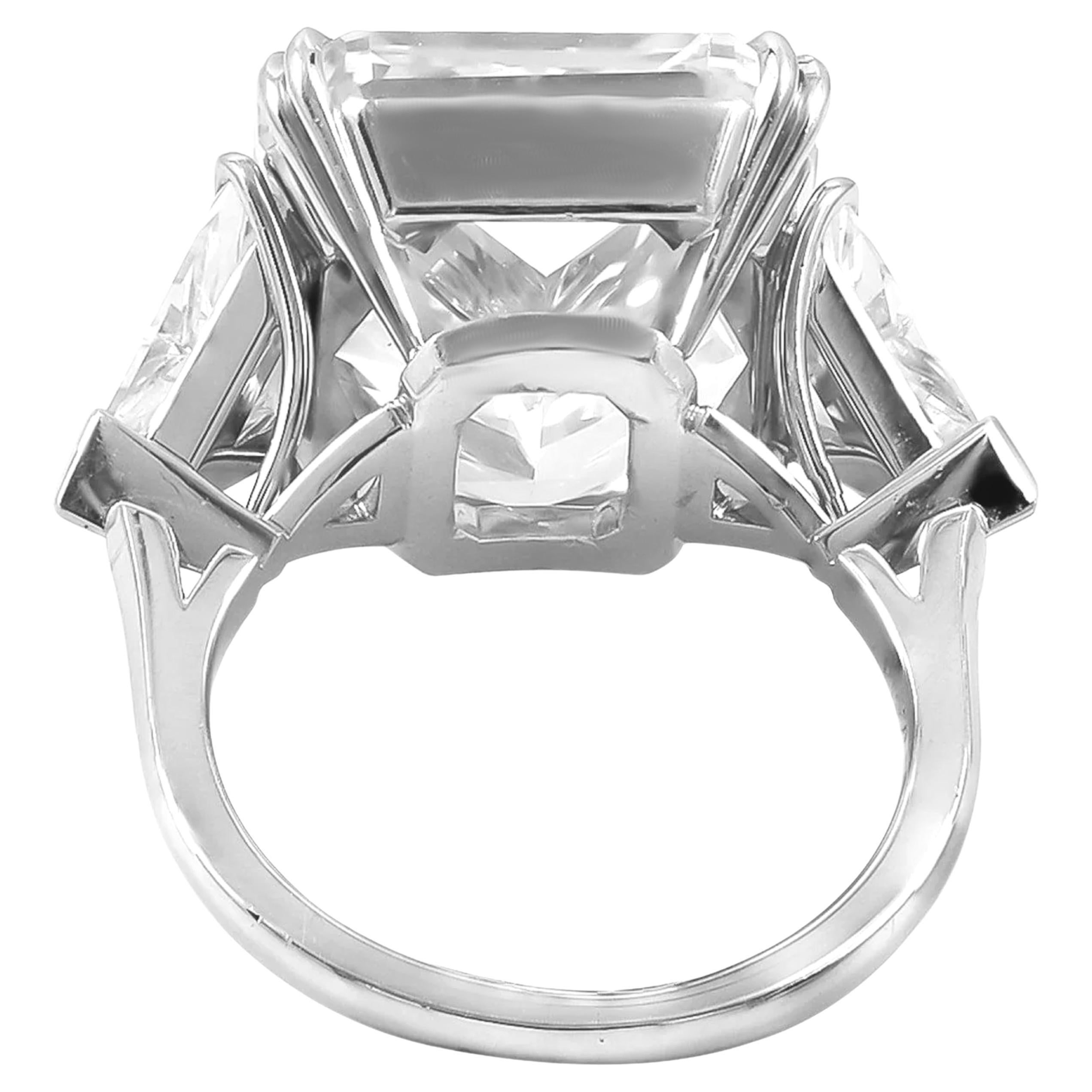 Bague en diamant certifié GIA de 4,09 carats à taille radiante avec pierres latérales en trillion :

L'éclat audacieux rencontre l'élégance moderne dans cette exquise bague à trois pierres en diamant. Doté d'un diamant central de 4,00 carats à