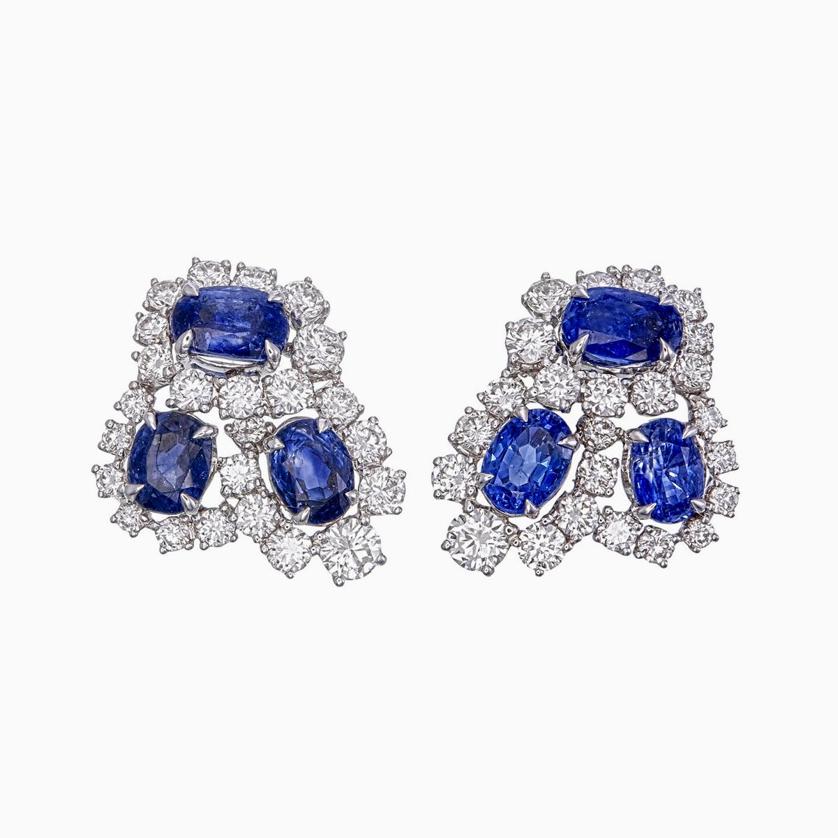 Les élégantes boucles d'oreilles en saphir bleu et diamant présentées par Jewell sont fabriquées à la main en or blanc 18 carats.

Il comporte 2 pièces centrales de saphir bleu de forme ovale pesant 1,91 carat environ et 4 pièces de saphir bleu de