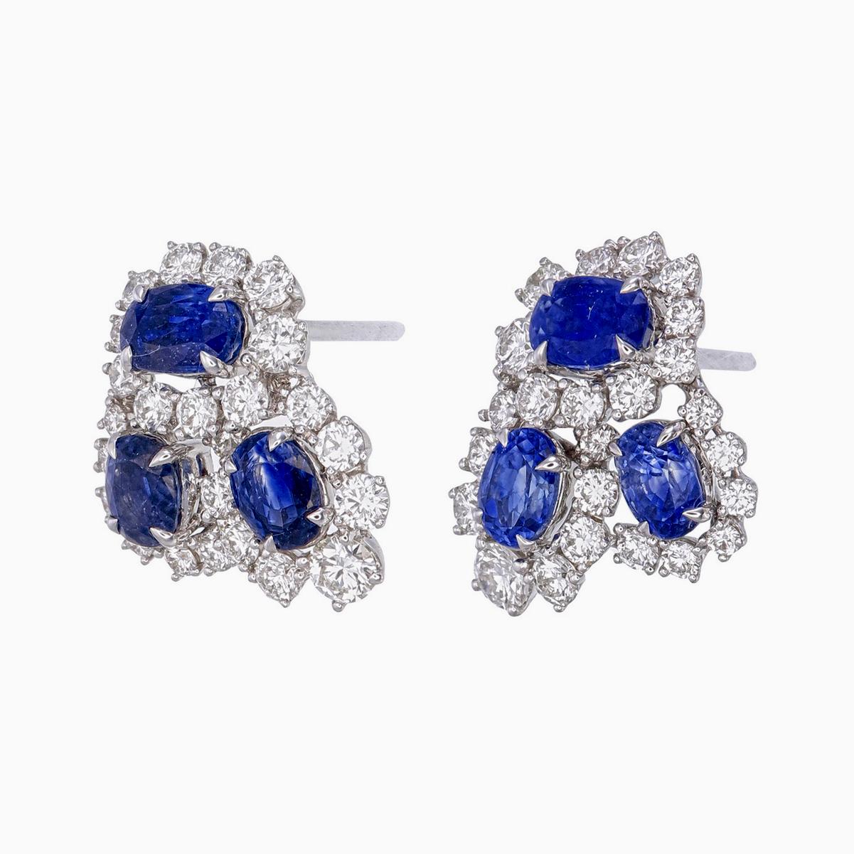 Taille ovale Boucles d'oreilles en or 18 carats certifié GIA 4.10 carats saphir bleu et diamant en vente