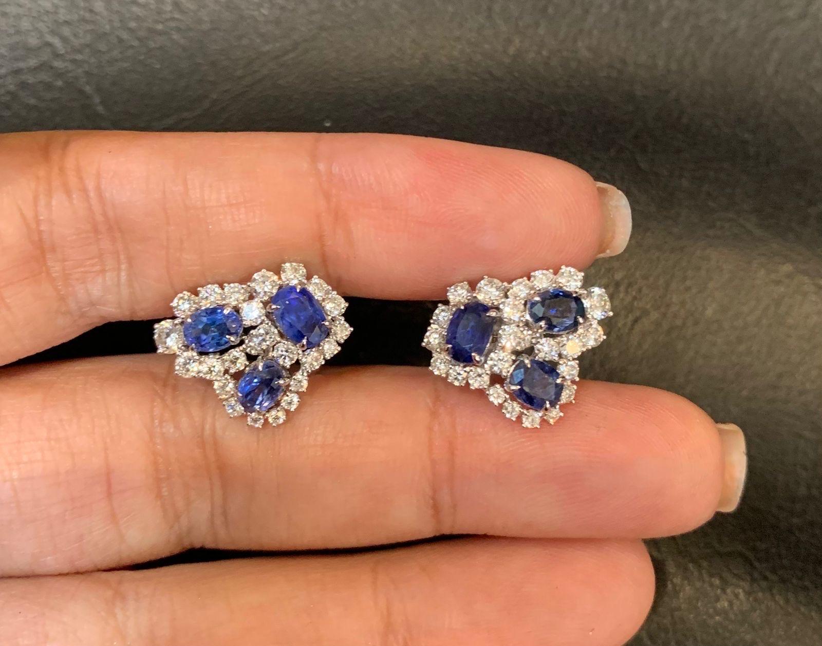 Boucles d'oreilles en or 18 carats certifié GIA 4.10 carats saphir bleu et diamant Neuf - En vente à Bangkok, TH