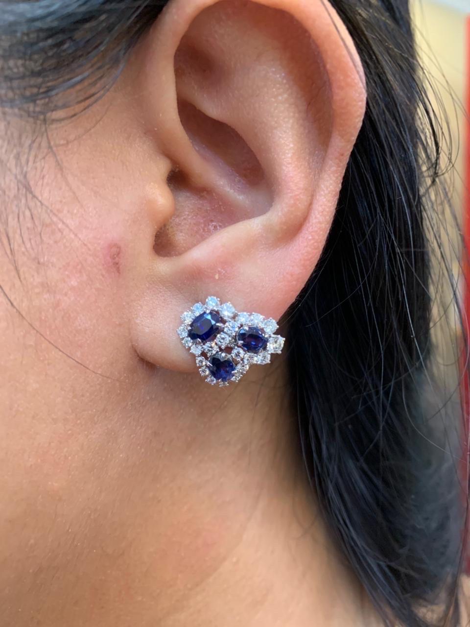 Boucles d'oreilles en or 18 carats certifié GIA 4.10 carats saphir bleu et diamant Unisexe en vente