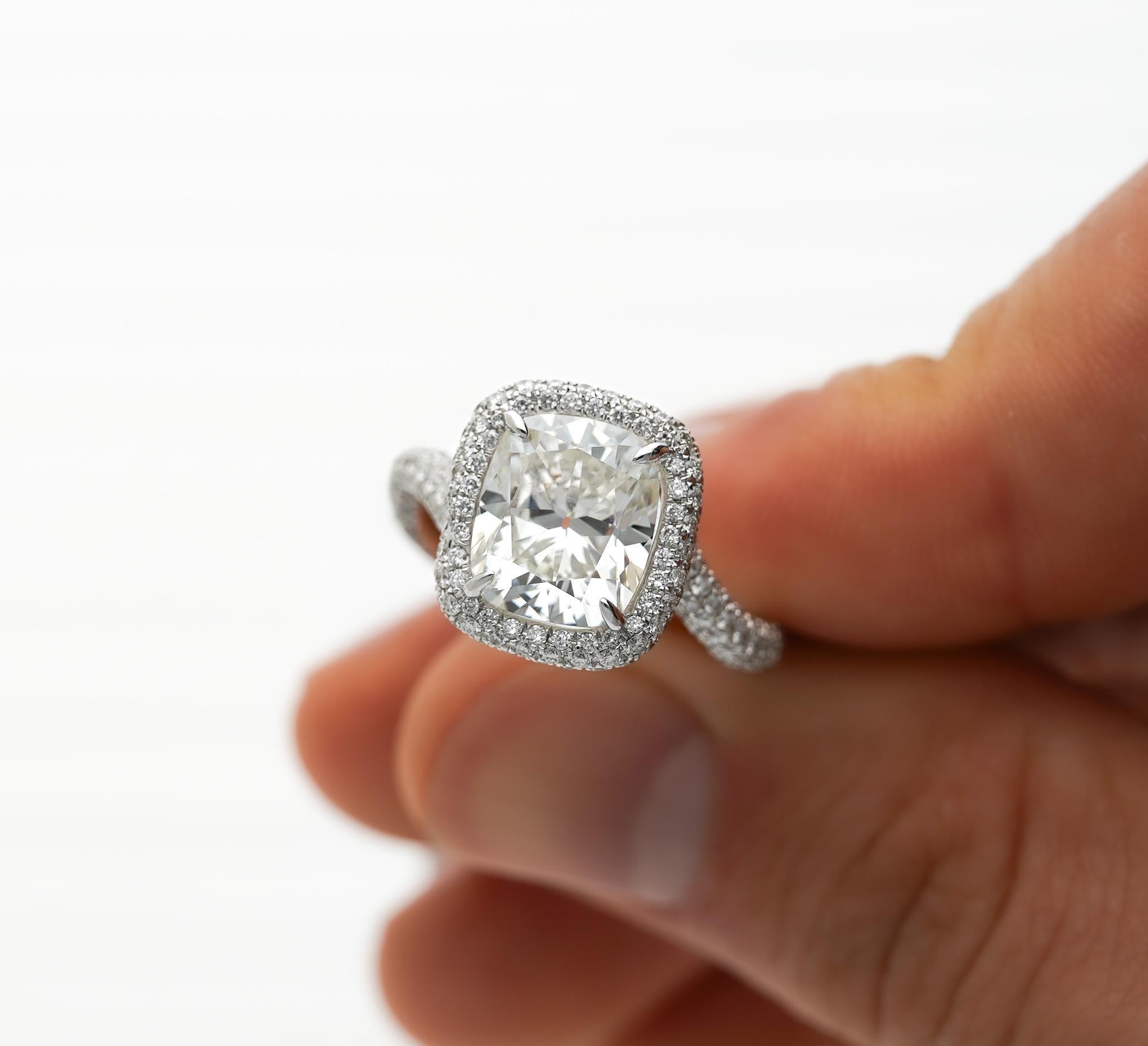 Bague de fiançailles tourbillon avec diamant taille coussin de 4,10 carats certifié GIA H/VS1 en vente 1