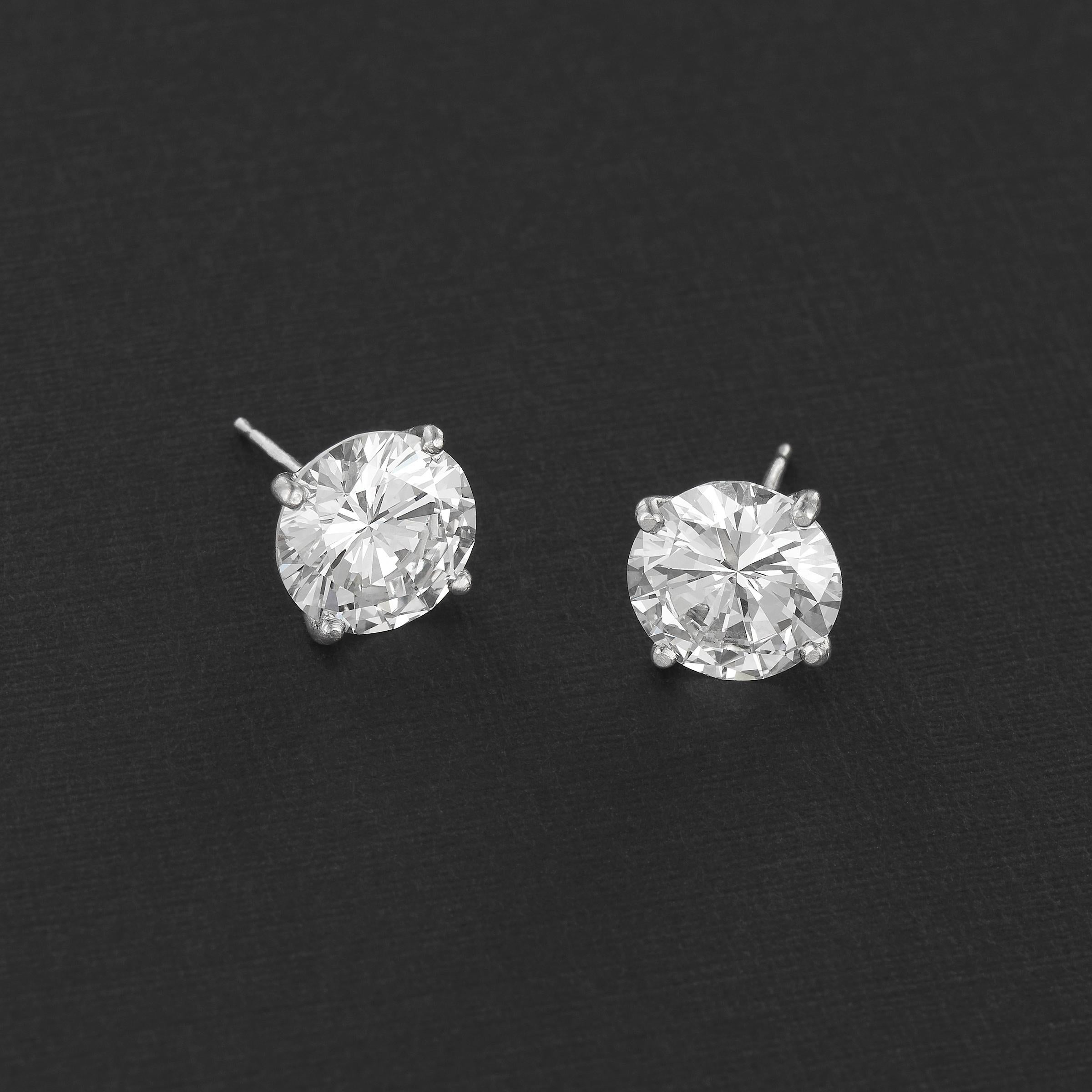 Taille brillant Clous d'oreilles en or blanc avec diamants ronds et brillants de 4,10 carats certifiés GIA en vente