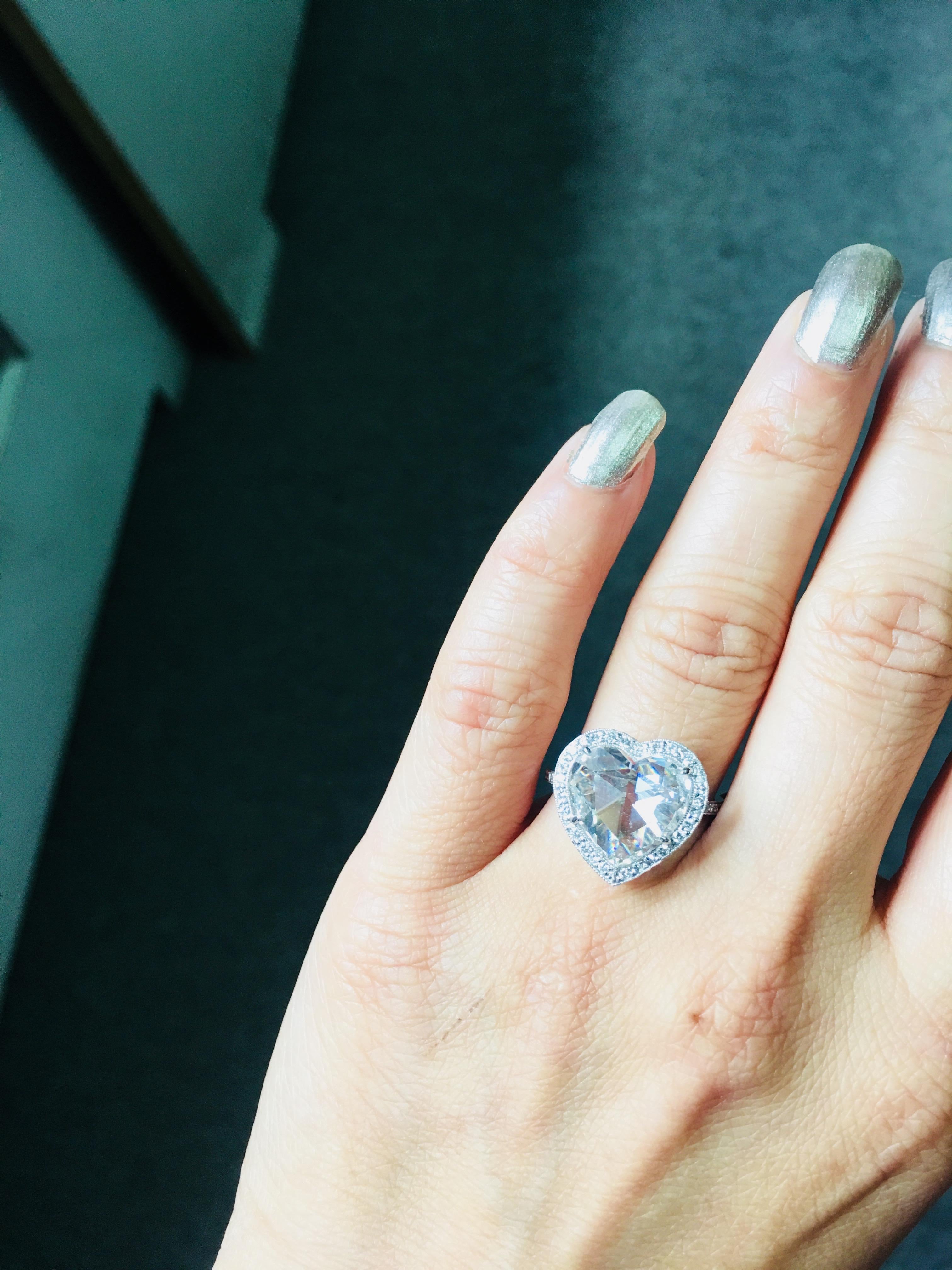 Dieser außergewöhnliche, einzigartige 4,11-karätige Diamant im Rosenschliff mit JSI2-Reinheit und GIA-Zertifikat ist in eine spektakuläre, handgefertigte Platinfassung gefasst. Der herzförmige Diamant im Rosenschliff ist von einem Rahmen aus 140