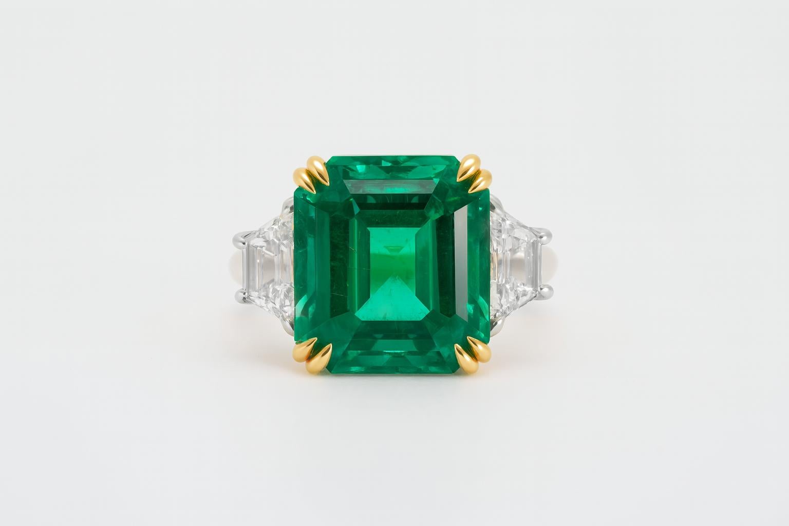 Contemporain Bague en or blanc certifiée GIA de 4.12 carats d'émeraude colombienne et de diamant trillion en vente