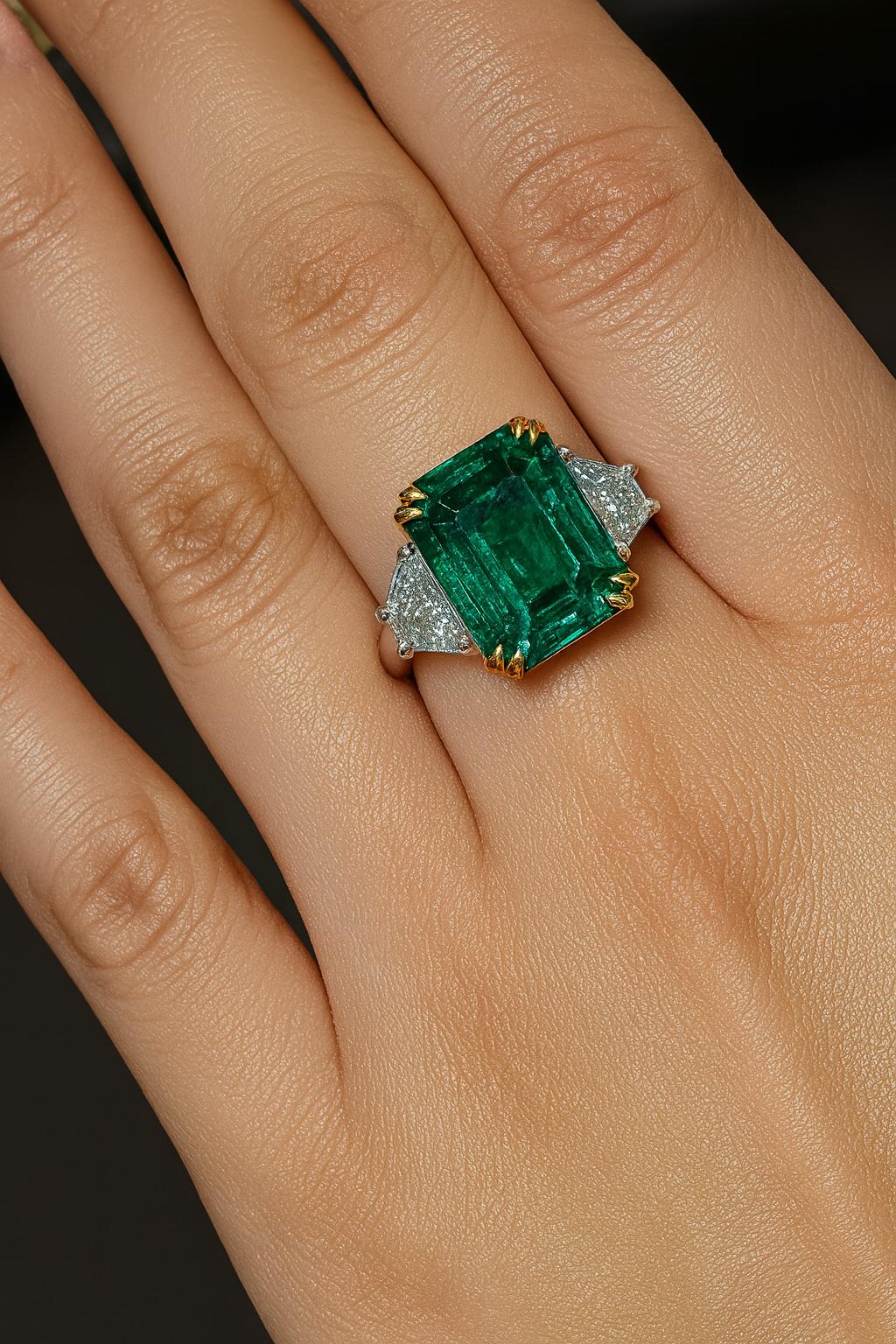 Taille émeraude Bague en or blanc certifiée GIA de 4.12 carats d'émeraude colombienne et de diamant trillion en vente