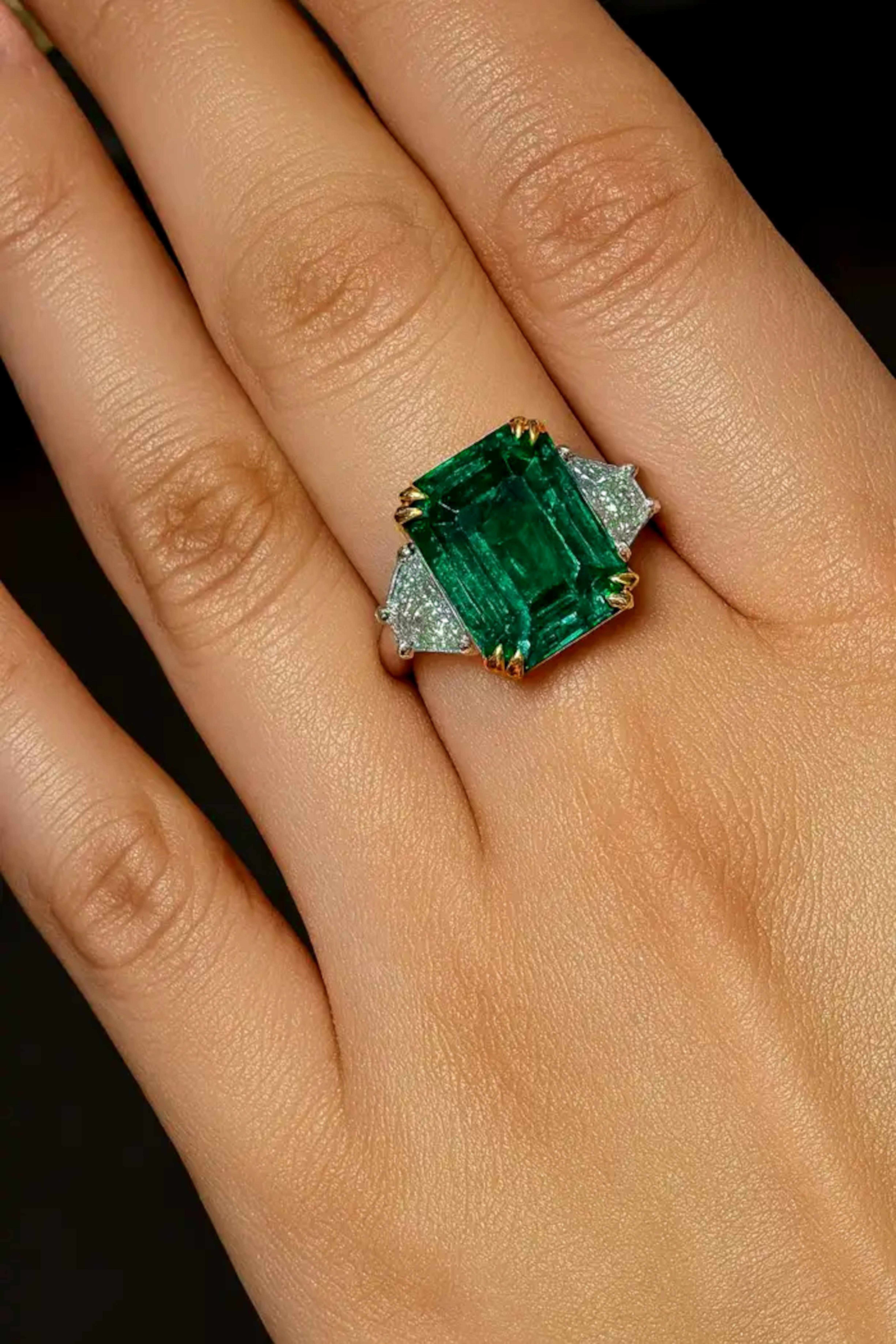 GIA-zertifiziert 4.12 Karat kolumbianischen Smaragd und Trillion Diamant Weißgold Ring (Smaragdschliff) im Angebot