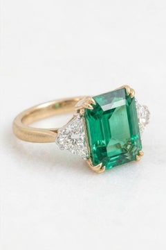 GIA Certified 4.28 Carat Colombian Emerald and Trillion Diamond White Gold Ring