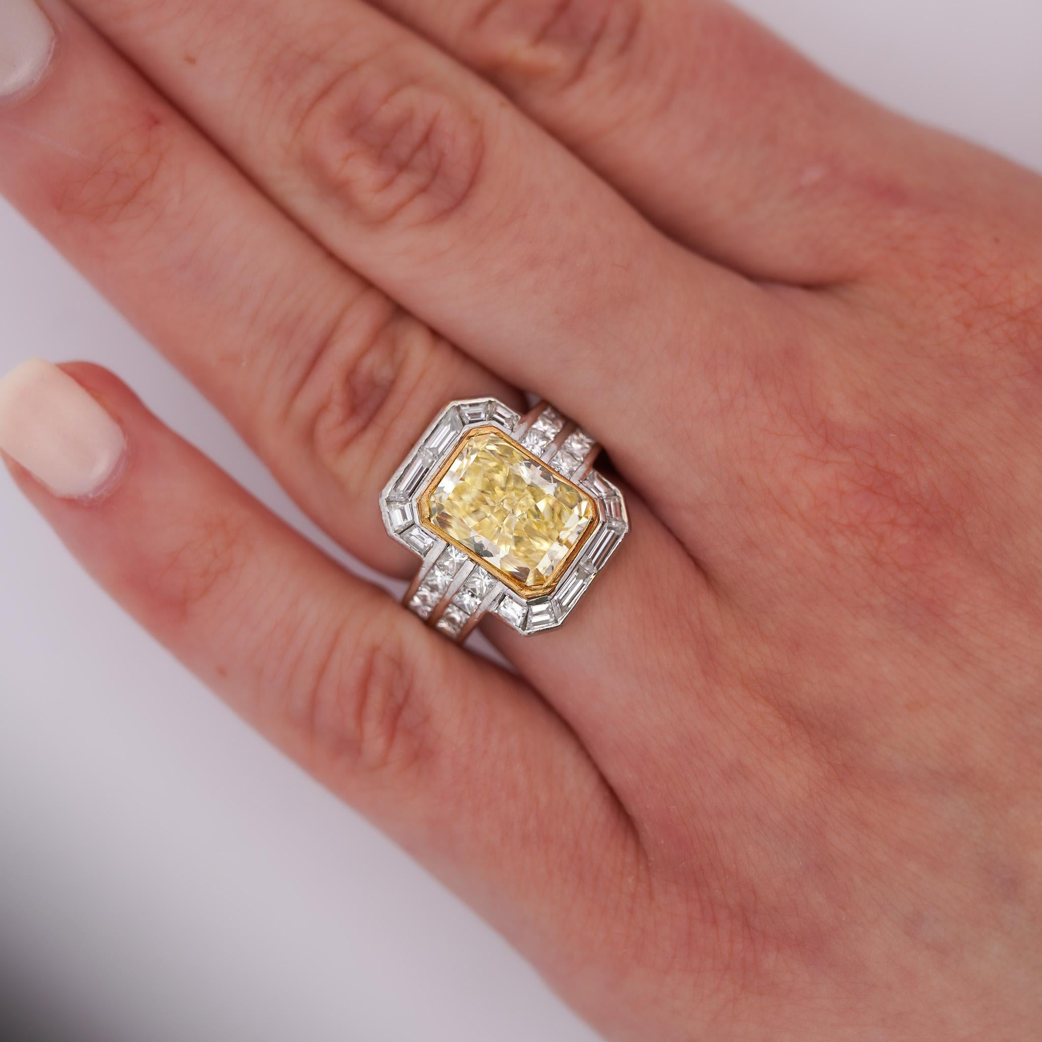 Bague de fiançailles Halo avec diamant radiant certifié GIA de 4,12 carats, jaune fantaisie VS1 en vente 4