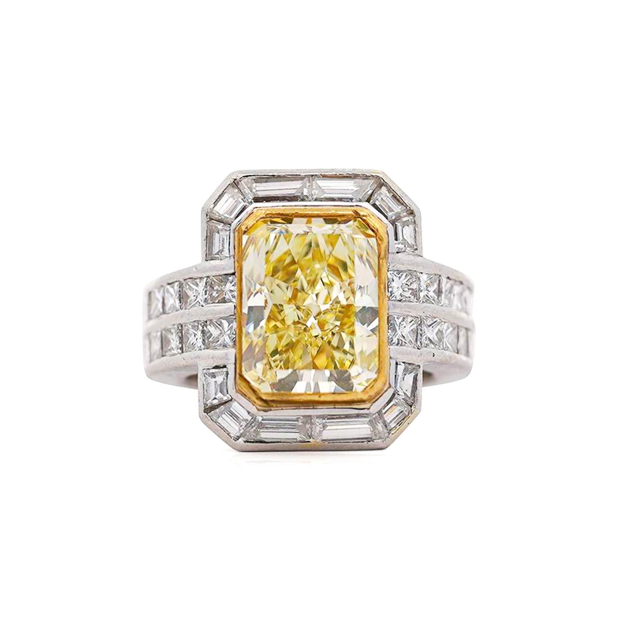 Bague de fiançailles Halo avec diamant radiant certifié GIA de 4,12 carats, jaune fantaisie VS1 en vente 5