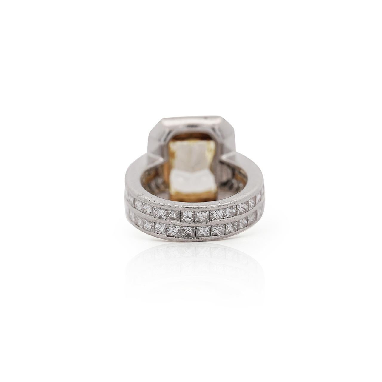Taille radiant Bague de fiançailles Halo avec diamant radiant certifié GIA de 4,12 carats, jaune fantaisie VS1 en vente