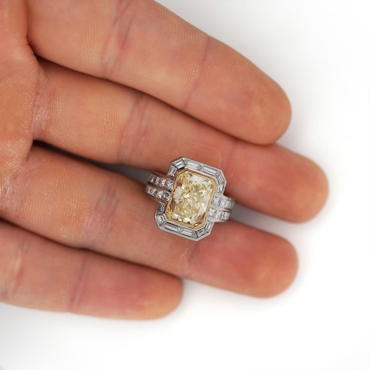 Bague de fiançailles Halo avec diamant radiant certifié GIA de 4,12 carats, jaune fantaisie VS1 Excellent état - En vente à Miami, FL