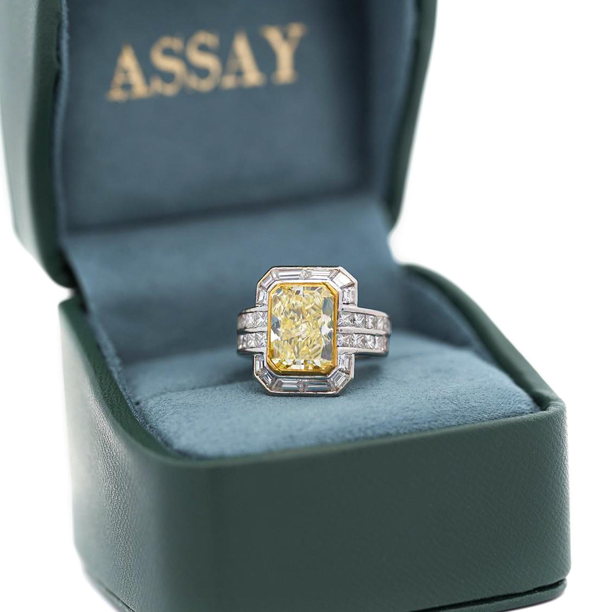 Bague de fiançailles Halo avec diamant radiant certifié GIA de 4,12 carats, jaune fantaisie VS1 Pour femmes en vente