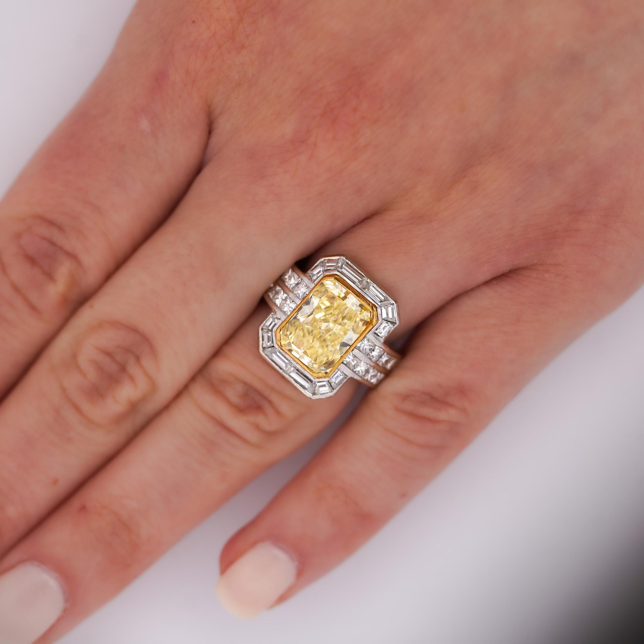 Bague de fiançailles Halo avec diamant radiant certifié GIA de 4,12 carats, jaune fantaisie VS1 en vente 1