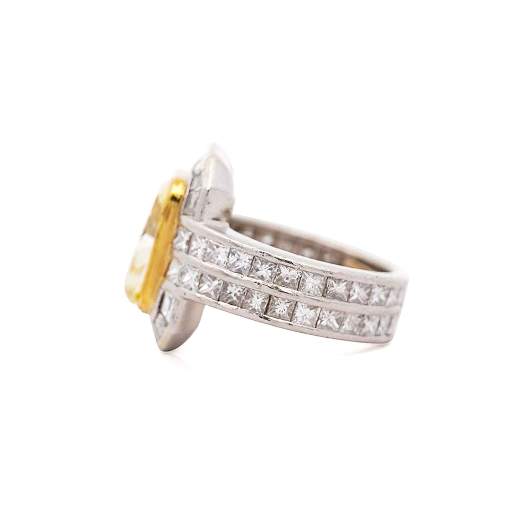 Bague de fiançailles Halo avec diamant radiant certifié GIA de 4,12 carats, jaune fantaisie VS1 en vente 3