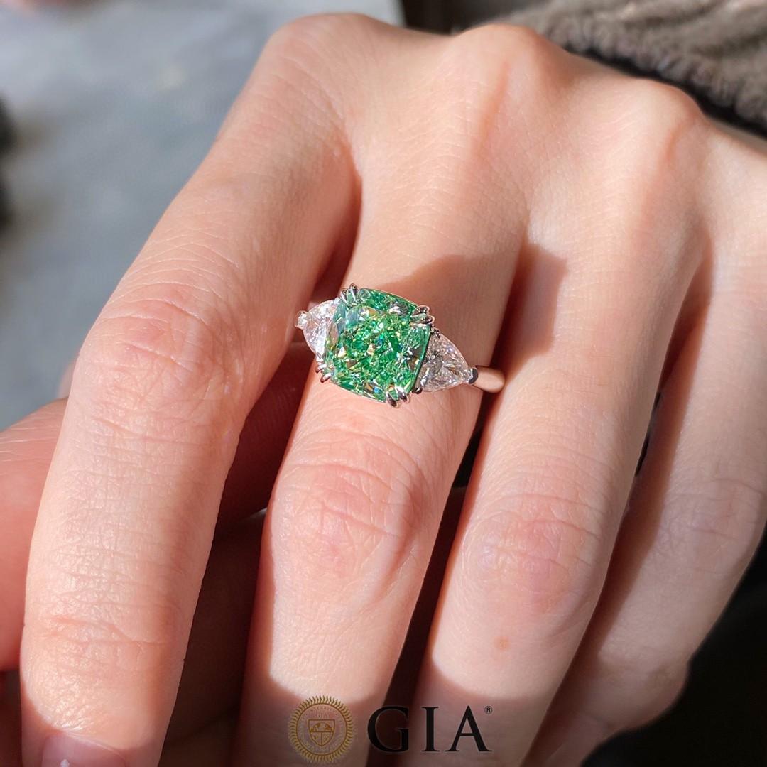 GIA Certified 4.12 Carat Green Diamond Three Stone Engagement Ring In New Condition For Sale In PARIS, FR