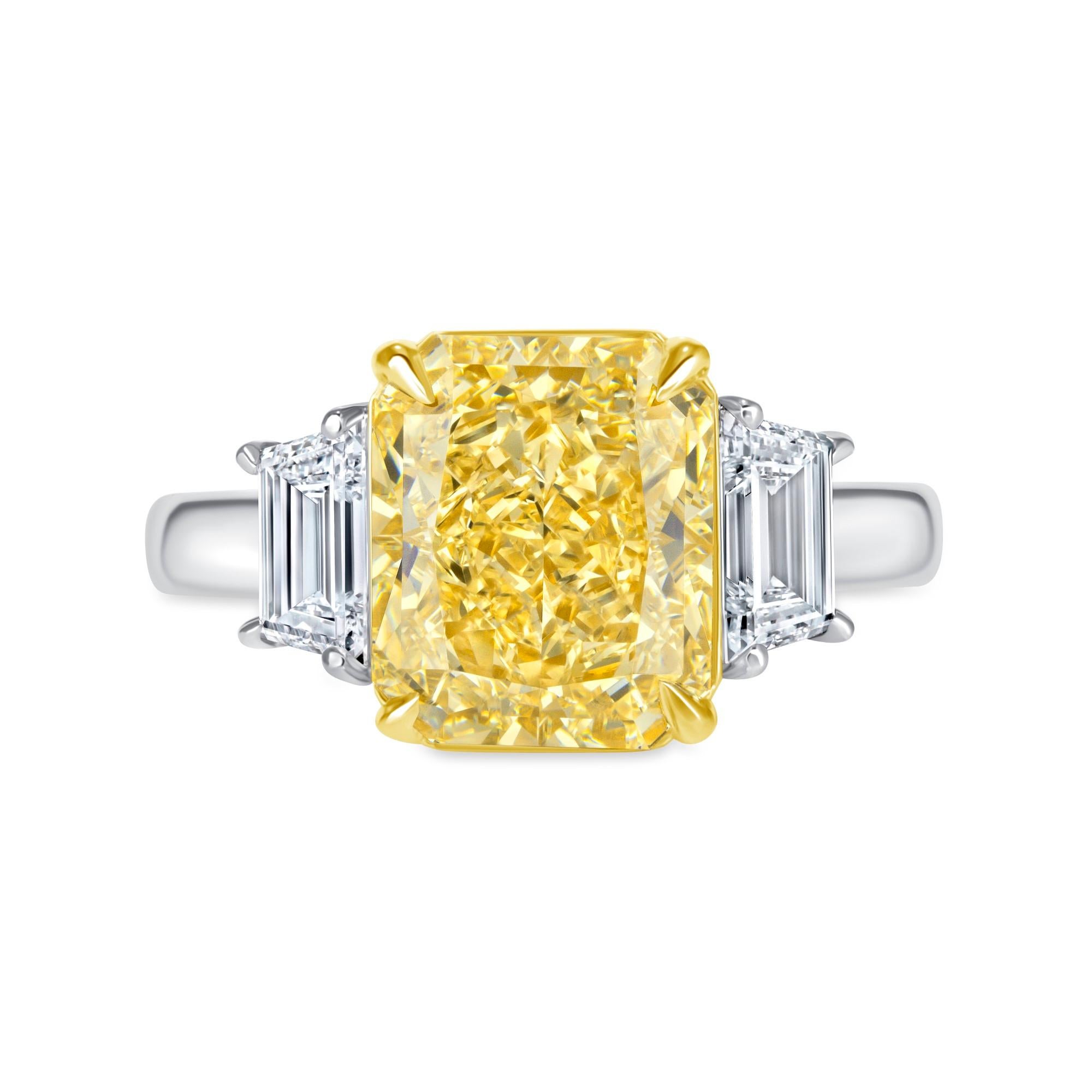 Certificado GIA 4.12 Ct. Anillo de diamantes talla radiante amarillo fantasía en oro de 18 quilates y PT. Corte radiante en venta