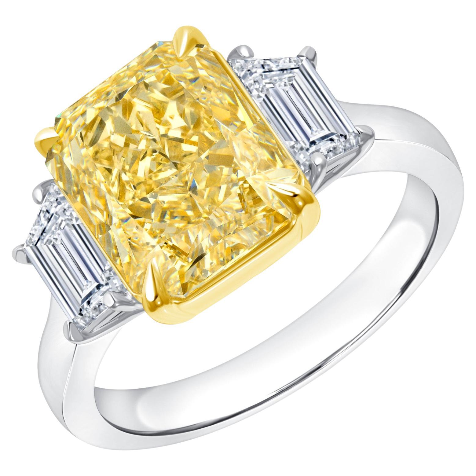 Certificado GIA 4.12 Ct. Anillo de diamantes talla radiante amarillo fantasía en oro de 18 quilates y PT.
