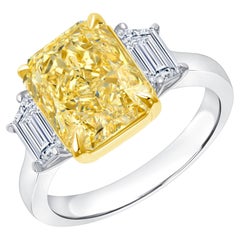 GIA-zertifizierte 4.12 Karat. Ring mit gelbem Diamanten im Strahlenschliff aus 18KY Gold und PT.