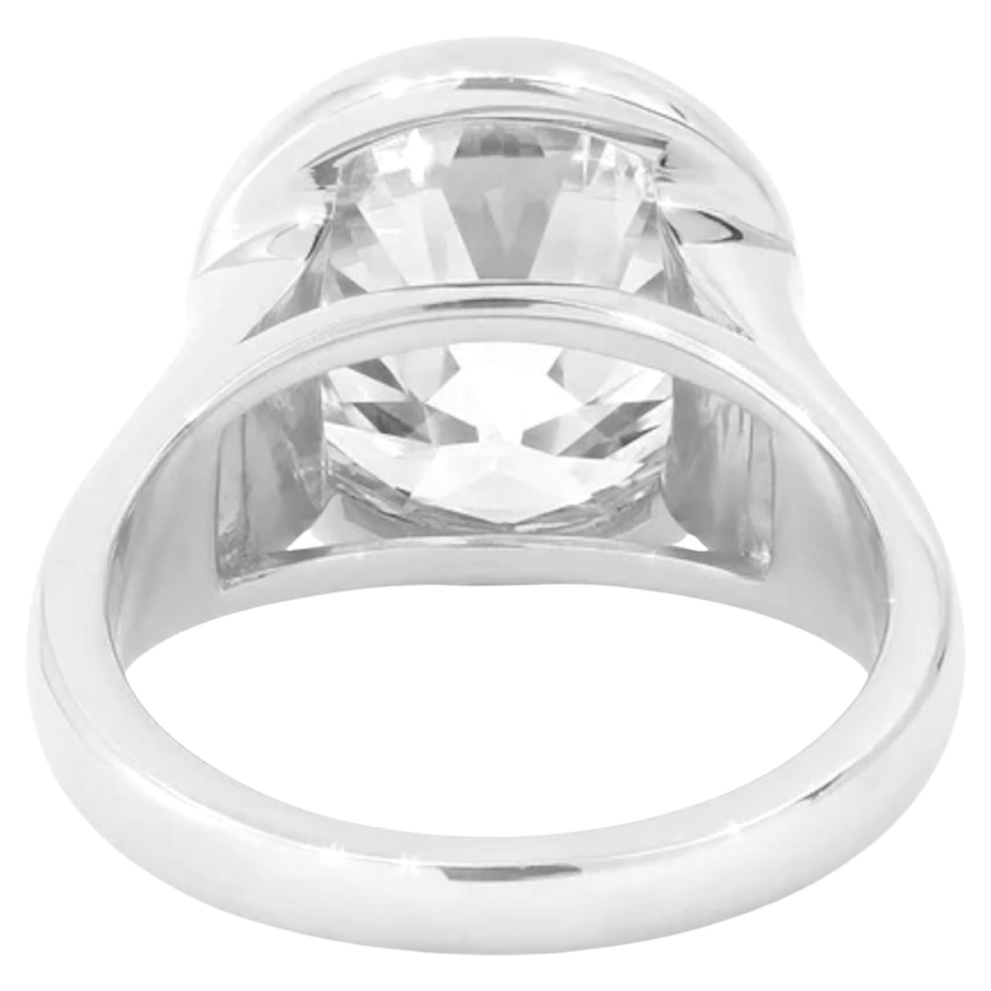 Questo splendido anello con diamante certificato GIA presenta un diamante brillante rotondo da 4,12 carati incastonato in un'elegante castone in platino.
Un pezzo elegante e senza tempo, che unisce una qualità eccezionale a un design moderno e
