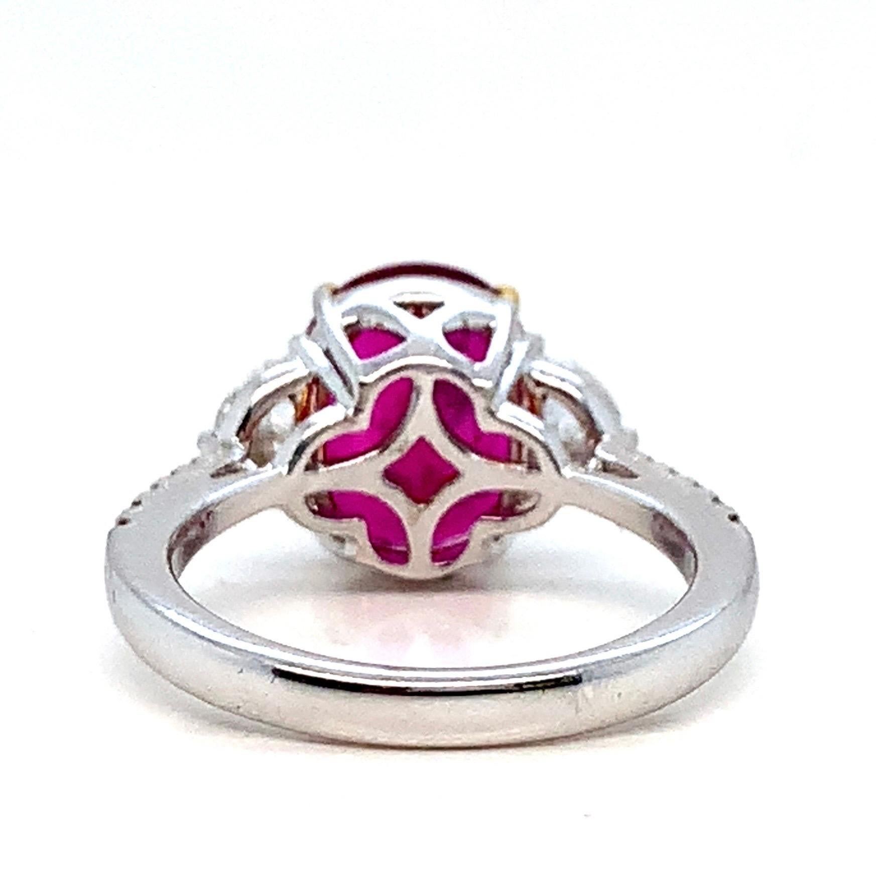 Presentamos un nuevo anillo de rubíes y diamantes de Rewa Jewels. Se trata de un anillo atemporal de tres piedras que puede llevarse en cualquier ocasión.

La piedra central es un rubí tailandés de 4,13 quilates, certificado por el Instituto