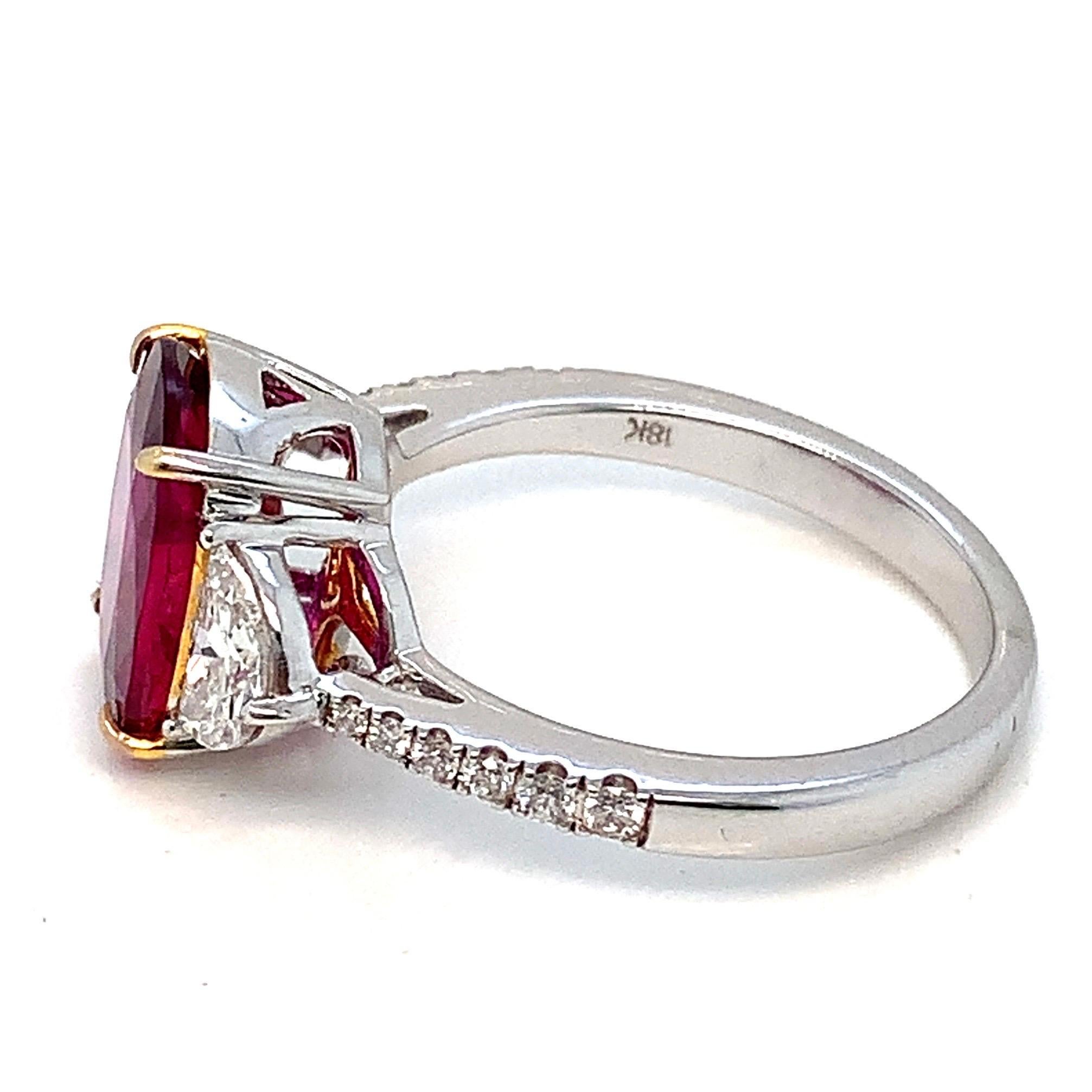 Anillo de compromiso de diamantes y rubí tailandés calentado de 4,13 quilates certificado por el GIA Corte oval en venta