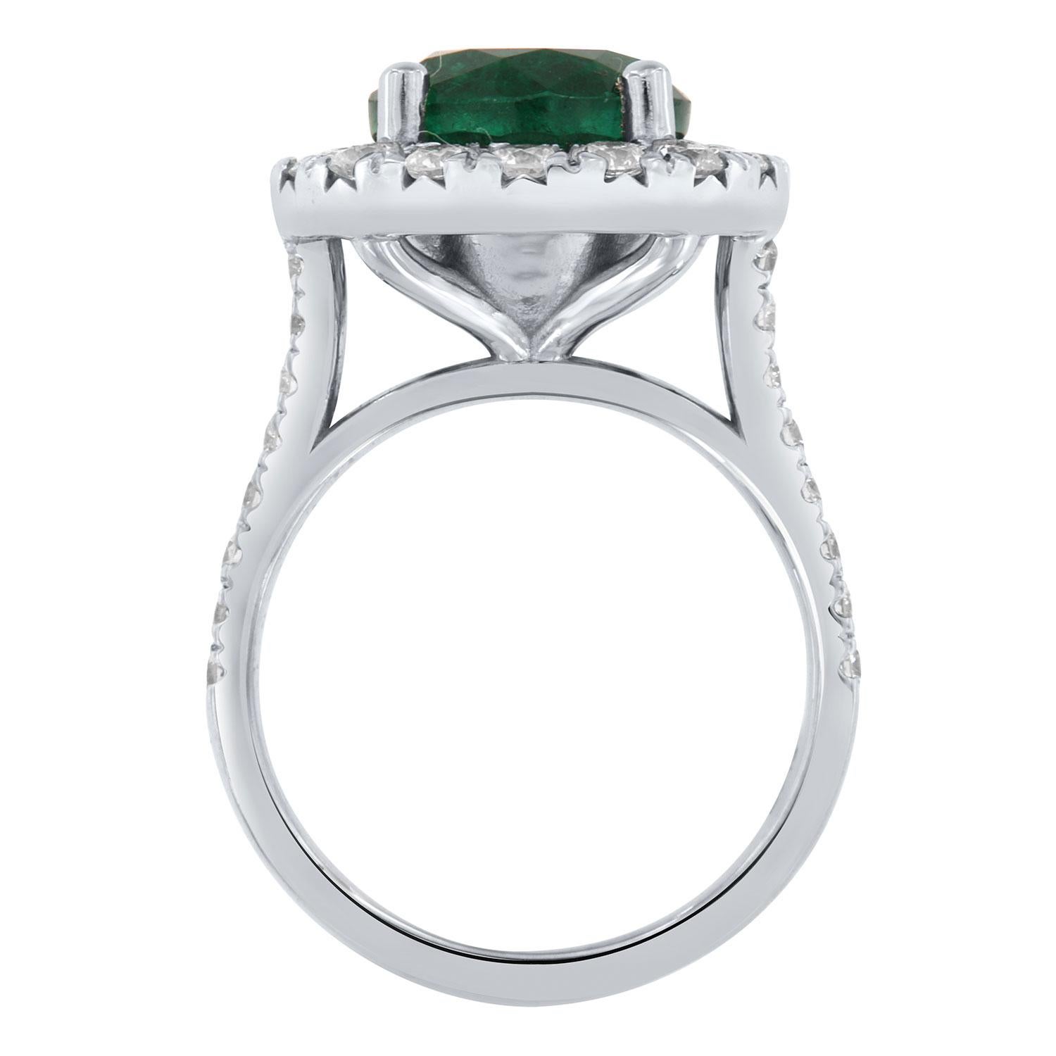 GIA-zertifizierter 4,14 Karat runder grüner Smaragd Halo 14K Weißgold Diamantring im Zustand „Neu“ im Angebot in San Francisco, CA