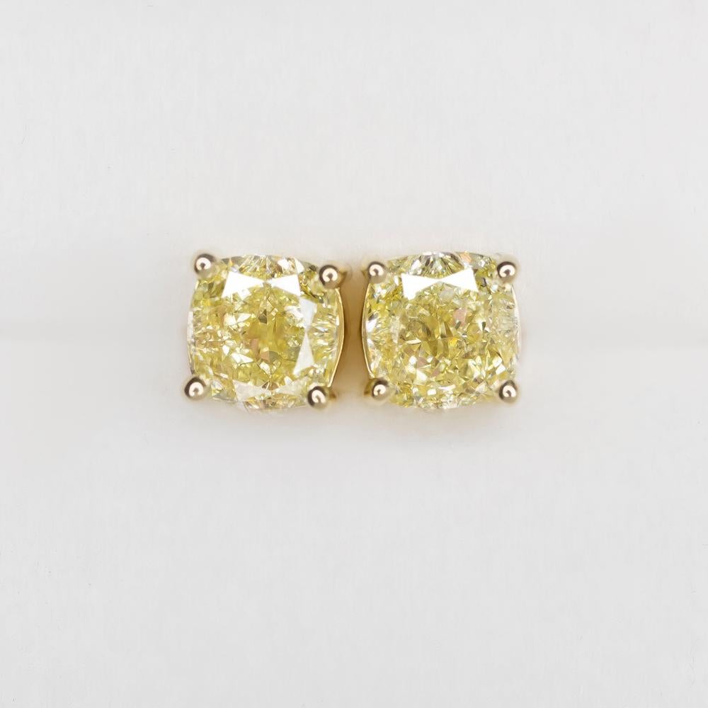 GIA-zertifizierte 4 Karat Diamant-Ohrstecker mit gelbem Fancy-Diamant im Kissenschliff aus 18 Karat (Moderne) im Angebot