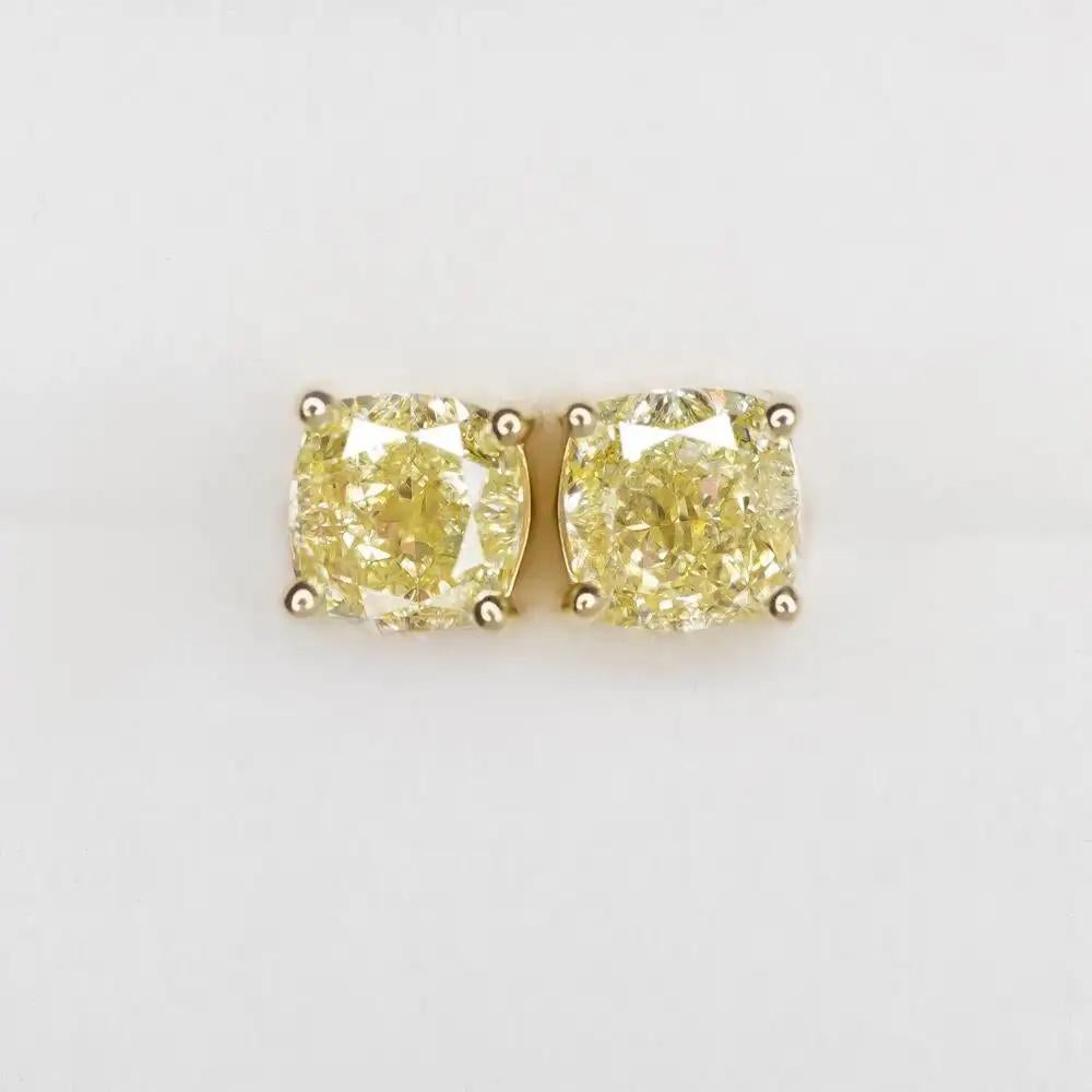 GIA-zertifizierte 4 Karat Diamant-Ohrstecker mit gelbem Fancy-Diamant im Kissenschliff aus 18 Karat für Damen oder Herren im Angebot