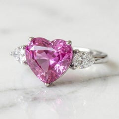Anello a tre pietre con zaffiro rosa e diamante a forma di cuore da 4,15 carati certificato GIA
