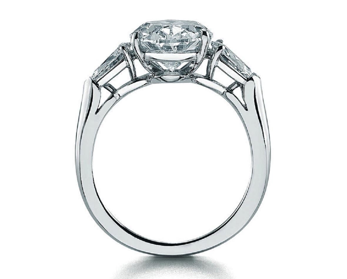 Ein erstaunlicher Gia-zertifizierter ovaler Diamantring mit zwei seitlichen Diamanten im Birnenschliff auf jeder Seite. Der Ring wurde von unseren erfahrenen Goldschmieden handgefertigt 

Der Hauptstein wiegt 4,15 Karat und ist absolut groß für die