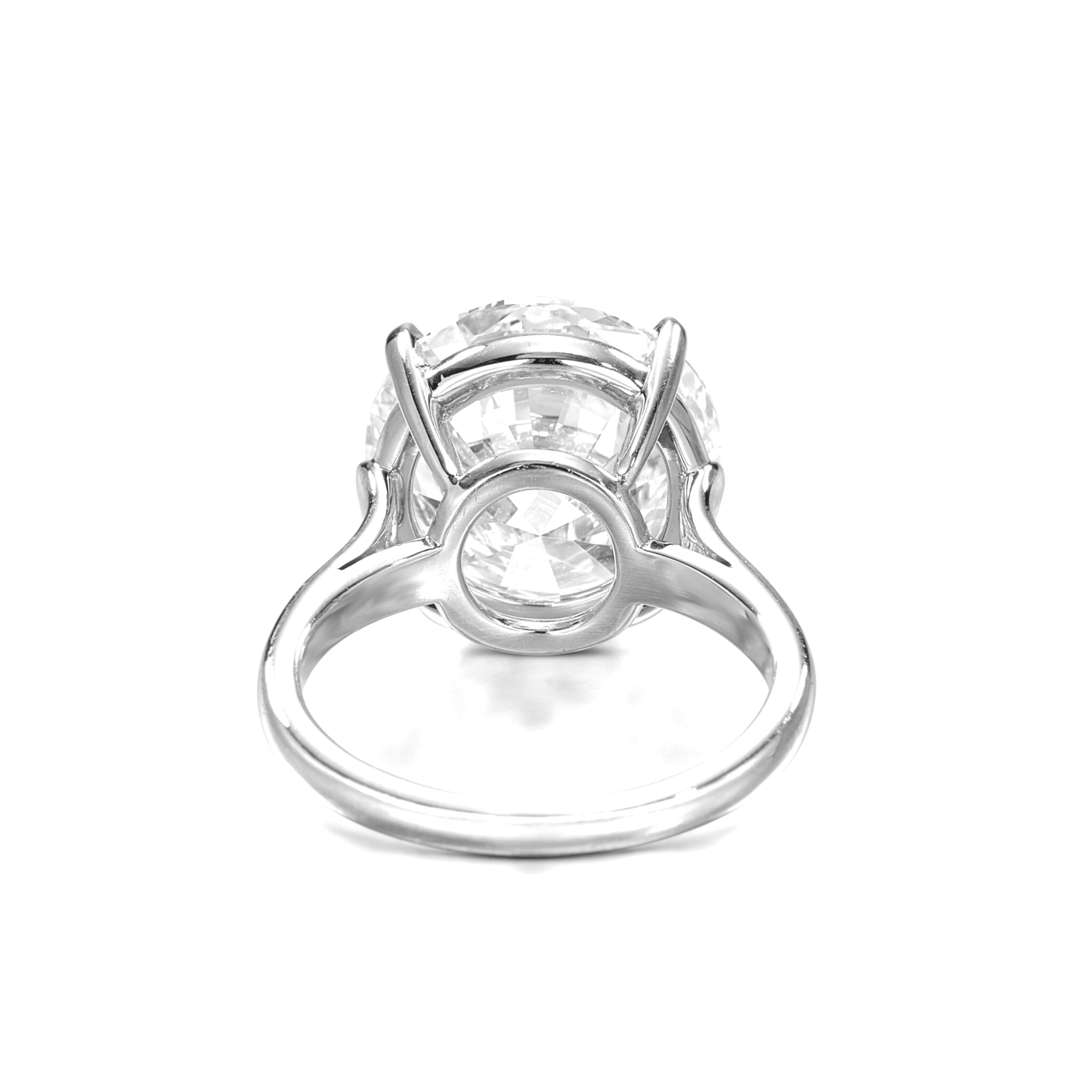 Un anello di diamanti a taglio brillante rotondo certificato GIA da 4,15 carati con colore e e purezza vs1 è un pezzo straordinario di alta gioielleria. Il taglio brillante rotondo, noto per la sua elegante forma a pera brillante, mette in risalto