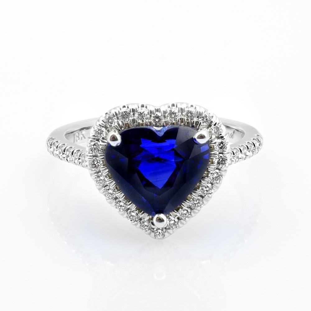 Artisan Bague cœur en or blanc 18 carats avec saphir bleu certifié GIA de 4,16 carats et diamants en vente
