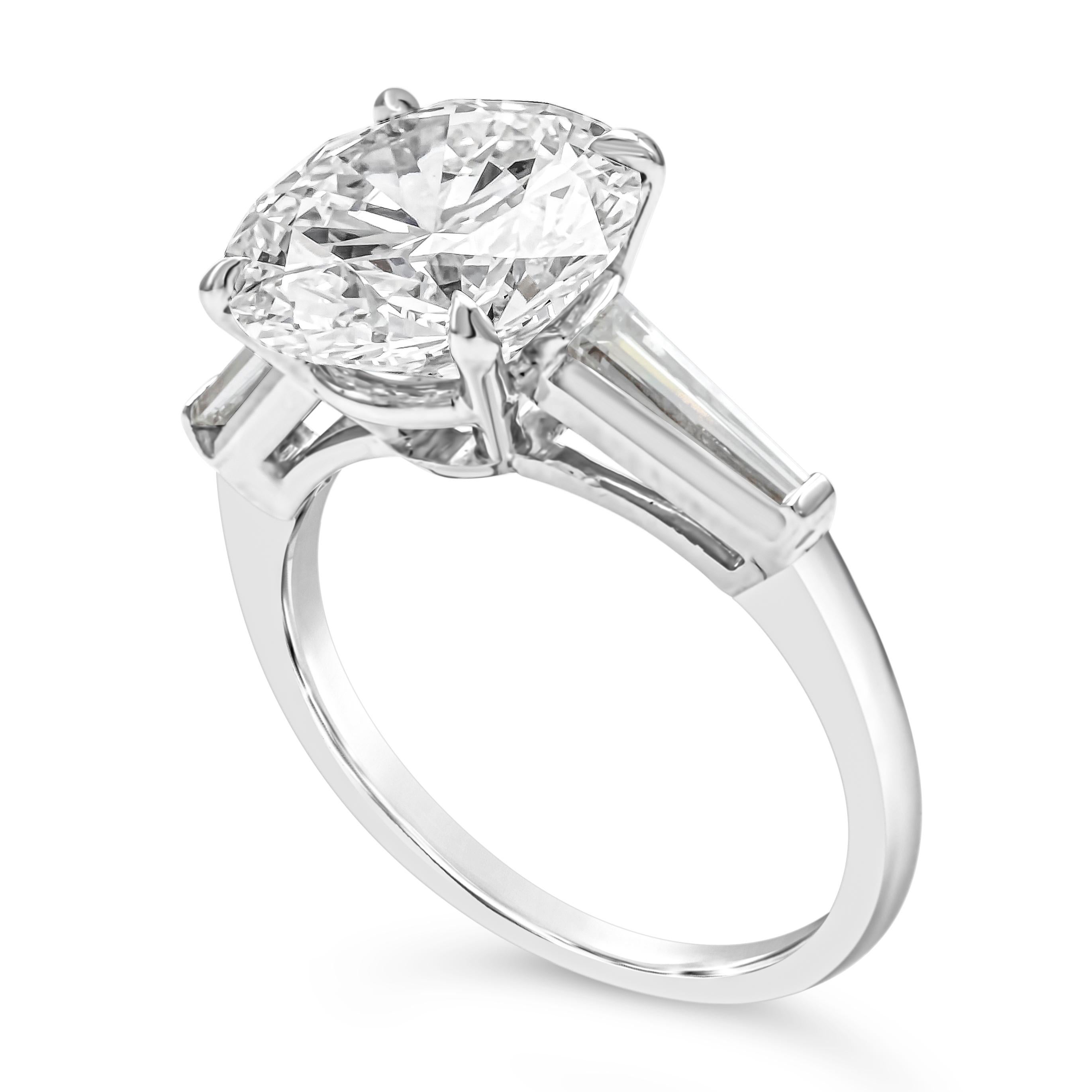 Contemporain Bague de fiançailles à trois pierres en diamants ronds brillants de 4.16 carats certifiés GIA en vente