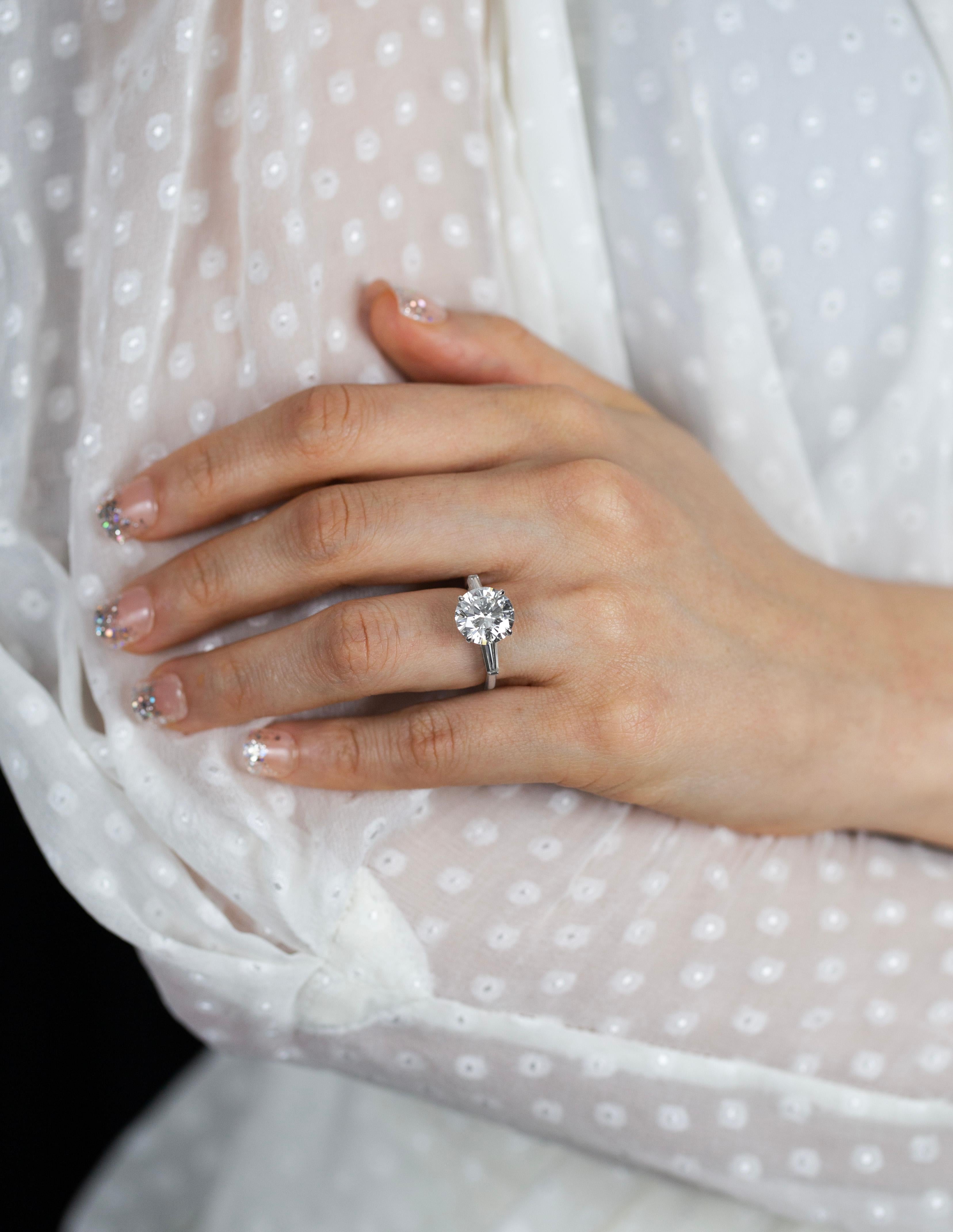 Bague de fiançailles à trois pierres en diamants ronds brillants de 4.16 carats certifiés GIA Neuf - En vente à New York, NY