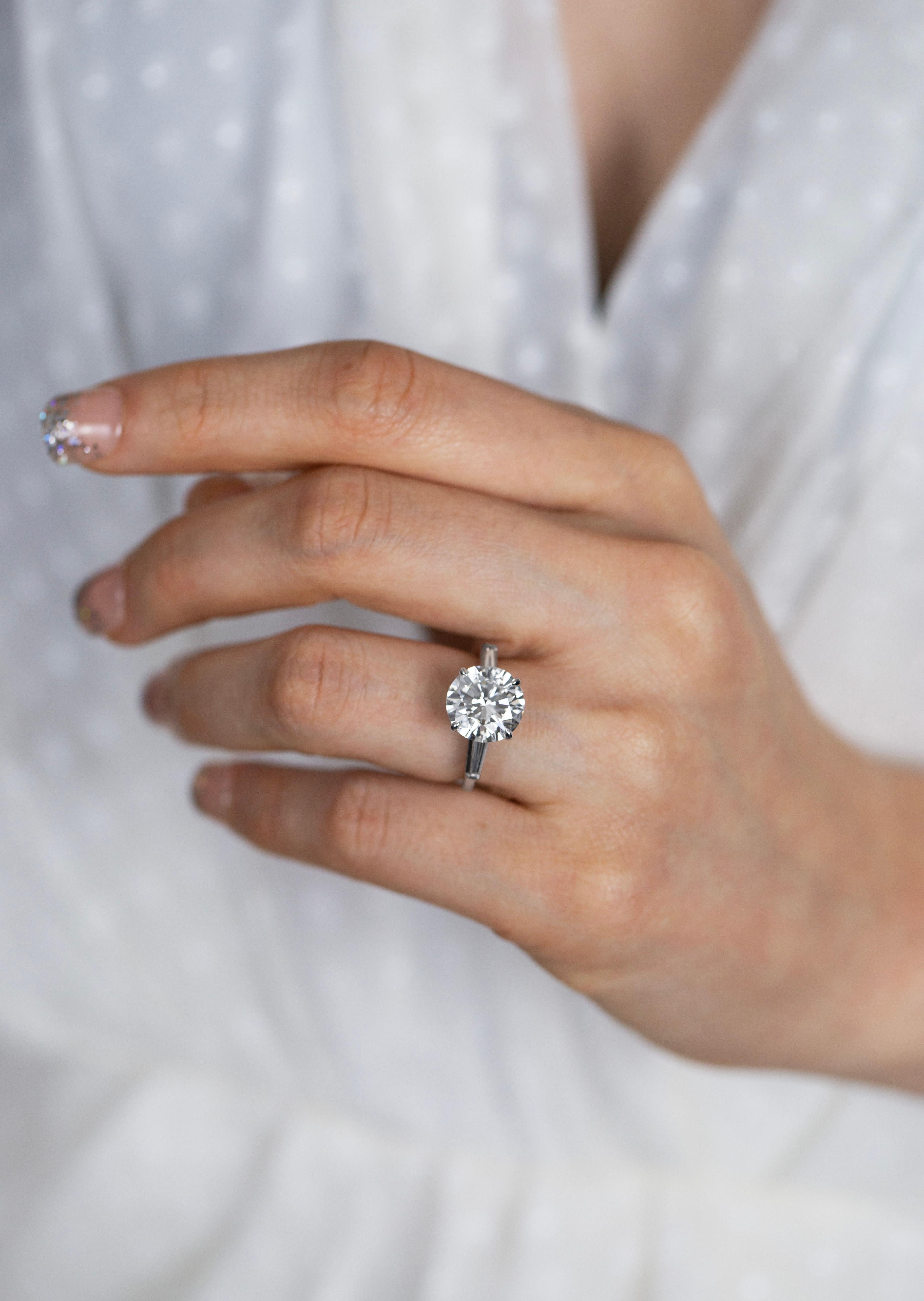 Bague de fiançailles à trois pierres en diamants ronds brillants de 4.16 carats certifiés GIA Pour femmes en vente