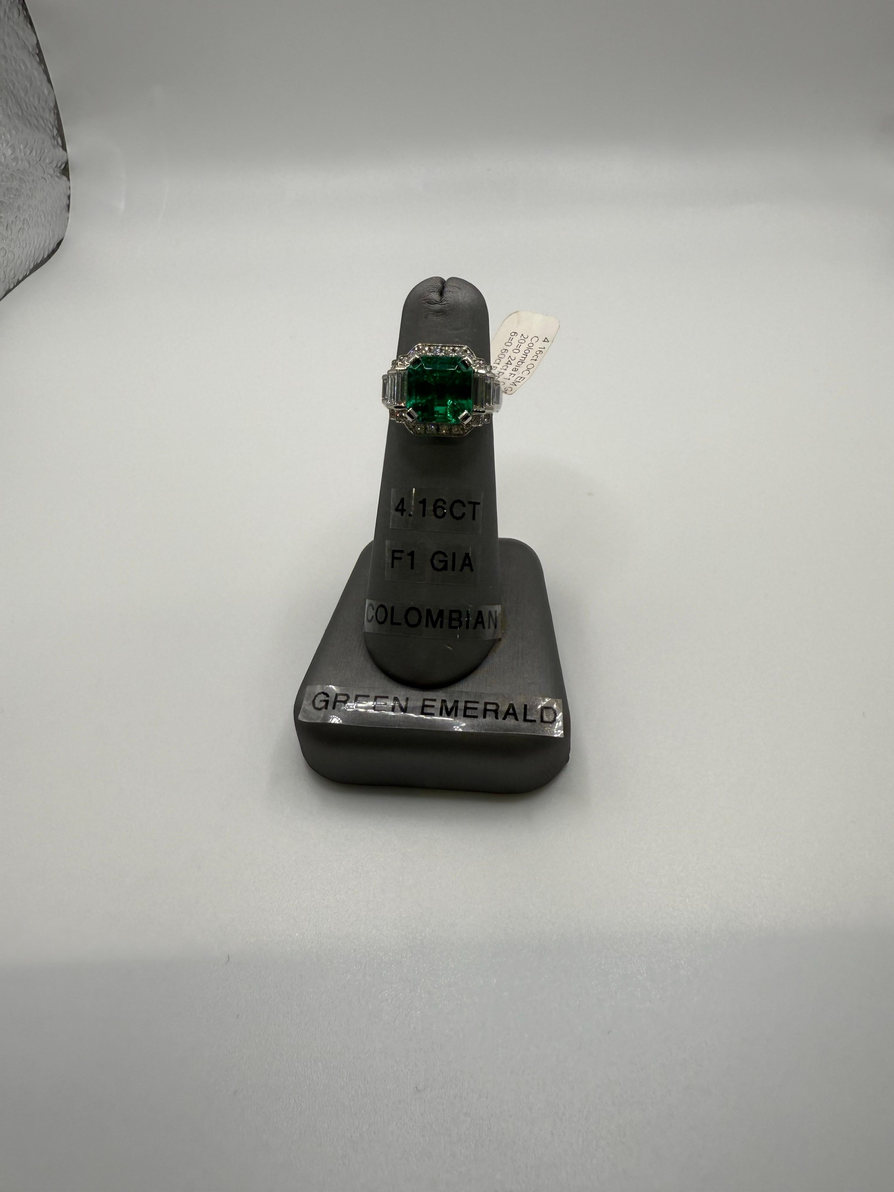 Questo smeraldo colombiano da 4,16 carati certificato GIA ha un colore unico, questa gemma di alta qualità è difficile da trovare! Anello da cocktail in stile Art Deco in platino con diamanti bianchi di prima qualità per un peso di 1,04 ct. L'anello