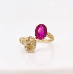 Anello con rubino non riscaldato del Mozambico e diamanti gialli fantasia certificato GIA 4,16