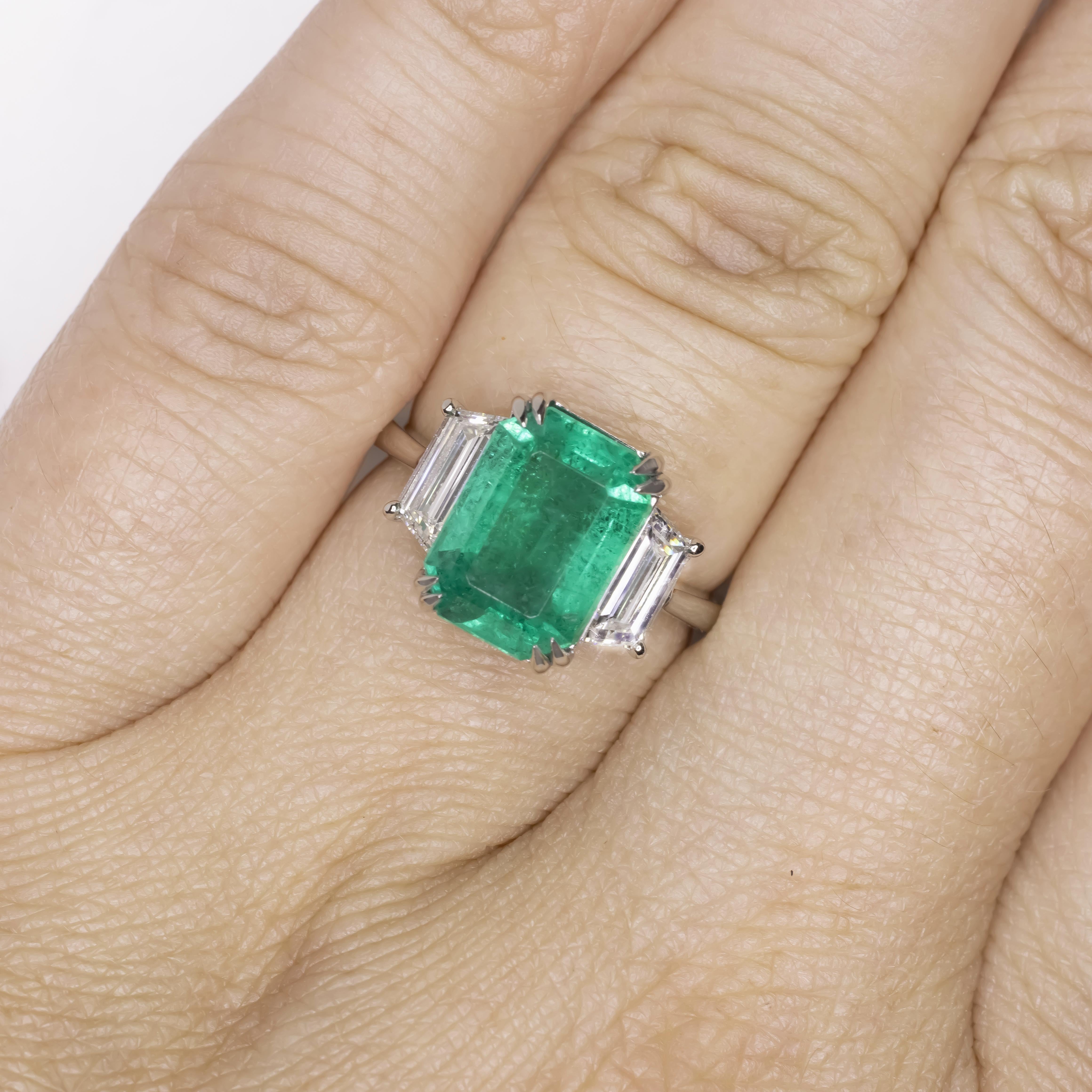 Contemporary GIA Certified 4.17 Carat Emerald Platinum Ring VVS Clarity side diamonds For Sale