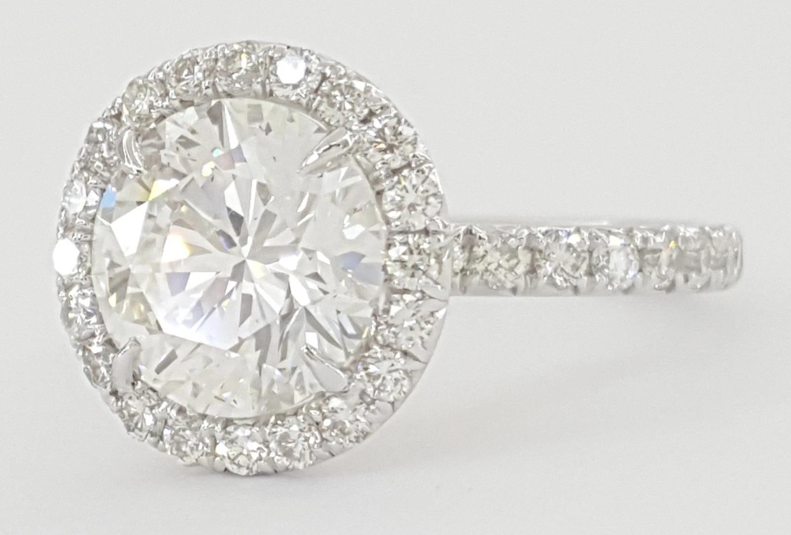 Anello di fidanzamento in platino con diamante aureolato con taglio Brilliante rotondo certificato GIA da 4,18 carati

Questo squisito anello di fidanzamento in platino mette in mostra uno splendido diamante a taglio brillante rotondo da 3,18 carati