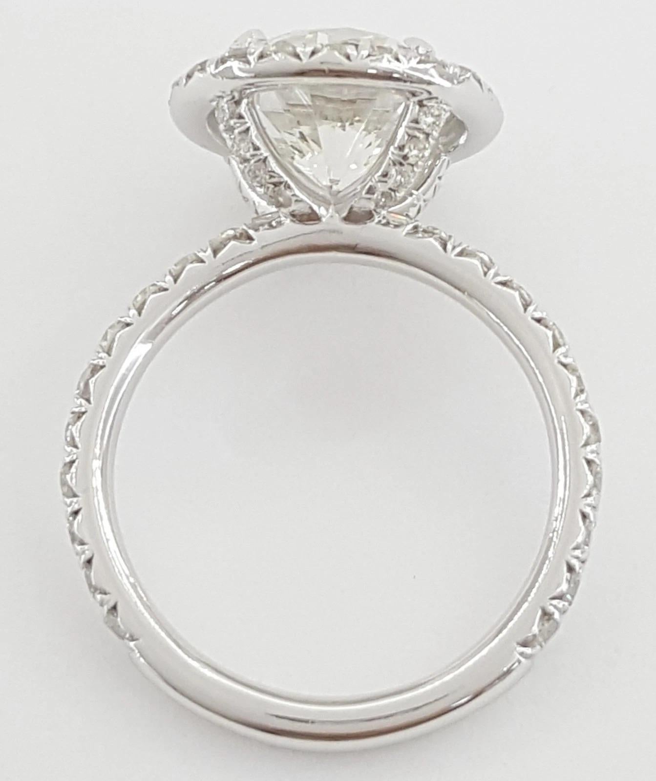 Taglio rotondo Anello in platino con diamanti aureolati con taglio Brilliante rotondo da 4,18 carati certificato GIA in vendita