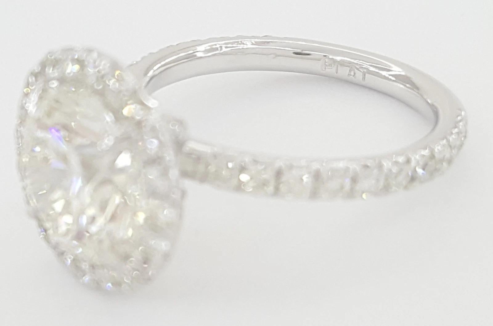 Anello in platino con diamanti aureolati con taglio Brilliante rotondo da 4,18 carati certificato GIA In condizioni Nuovo in vendita a Chicago, IL