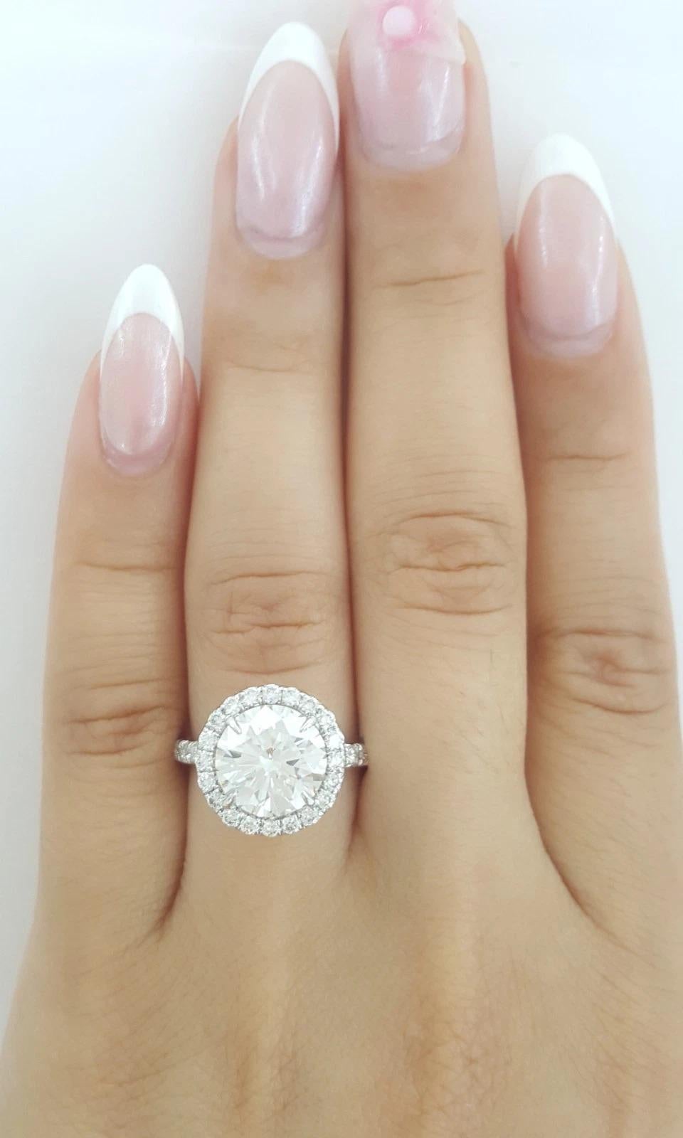 da uomo o donna Anello in platino con diamanti aureolati con taglio Brilliante rotondo da 4,18 carati certificato GIA in vendita