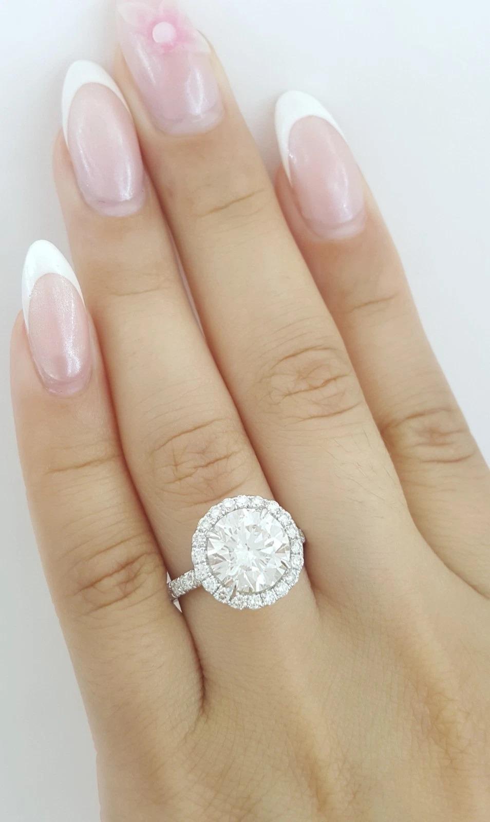 Anello in platino con diamanti aureolati con taglio Brilliante rotondo da 4,18 carati certificato GIA in vendita 1