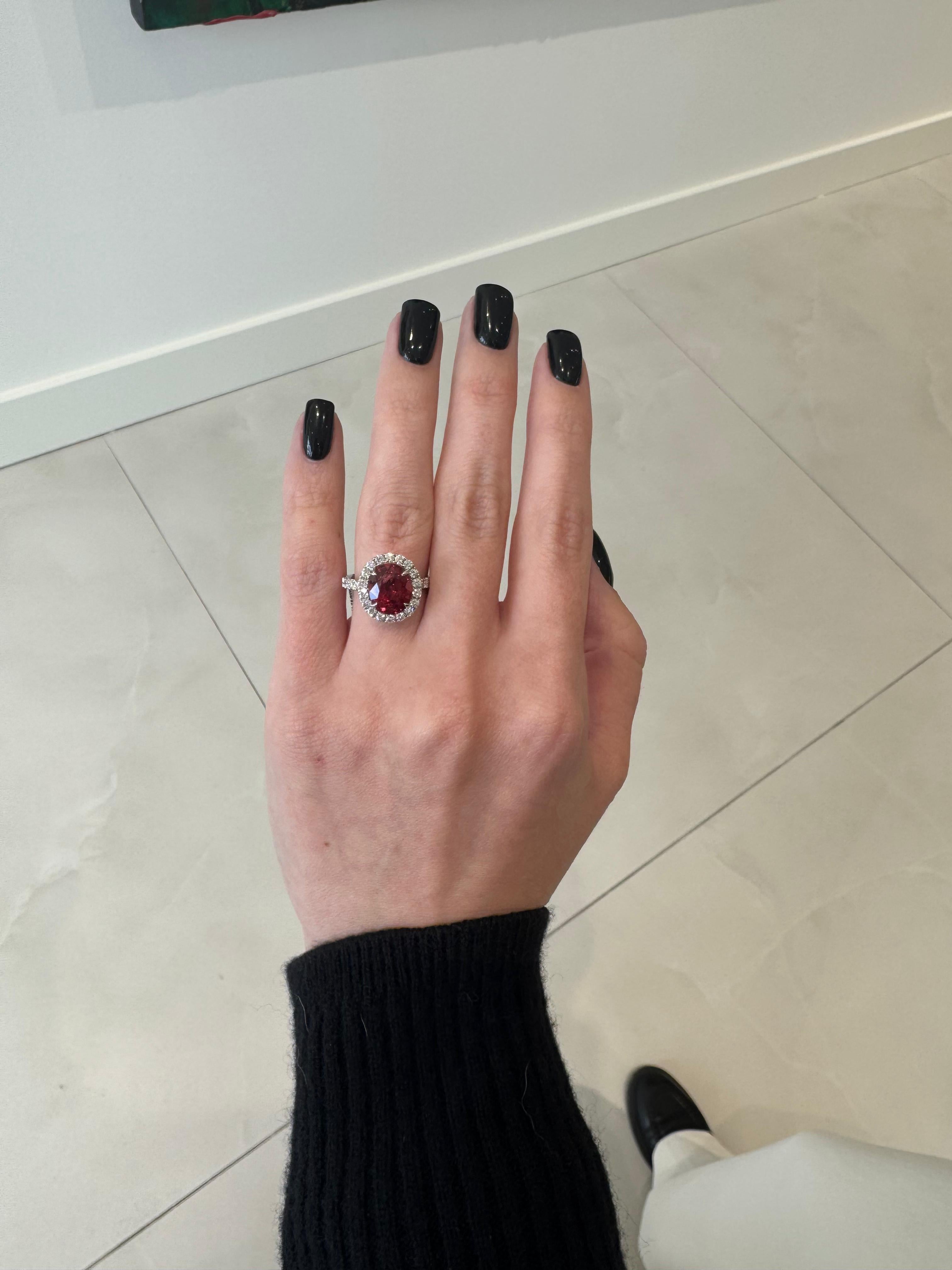 Anillo de rubíes y diamantes de 4,18 ct sin calor certificado por GIA en venta 1