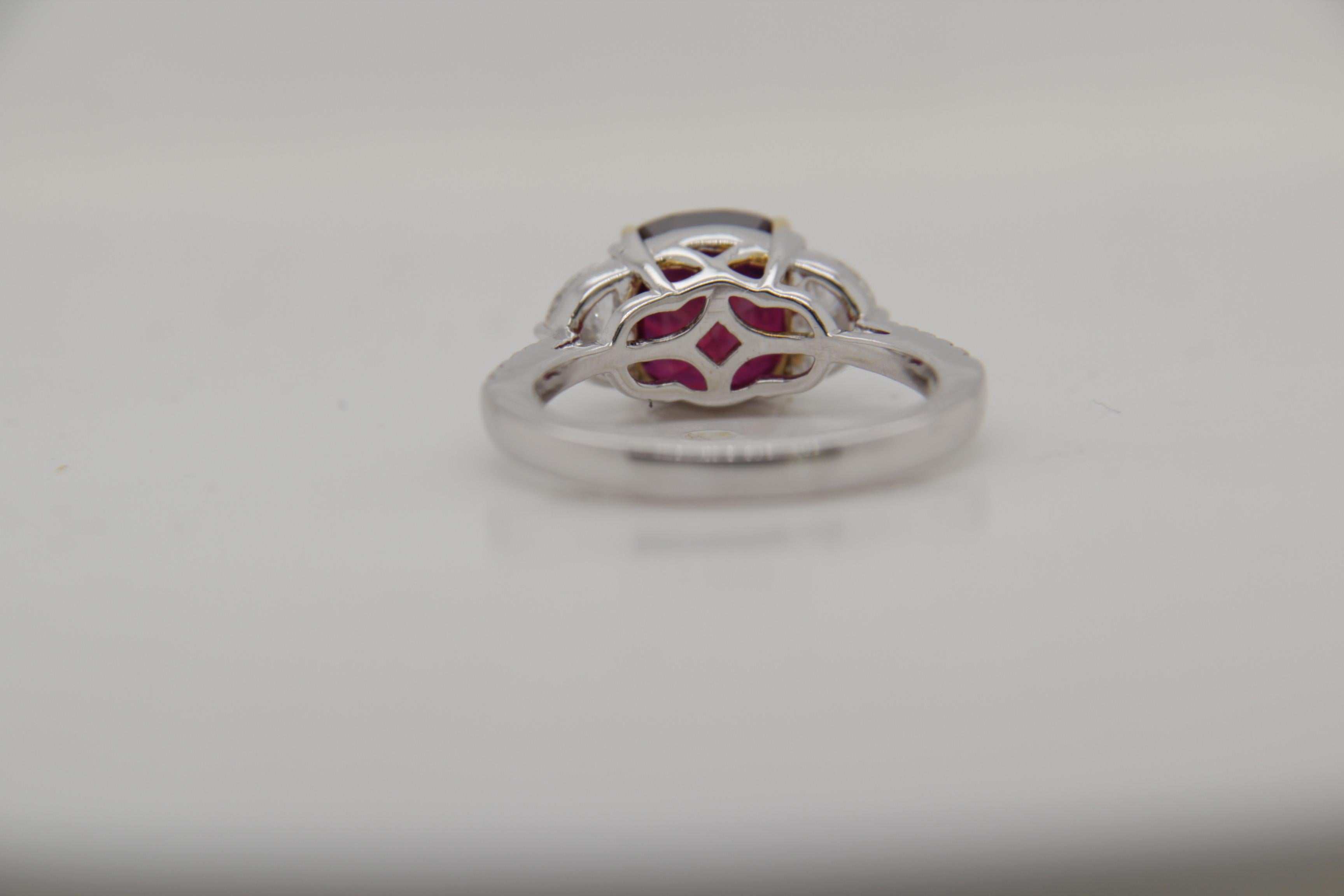 Ein brandneuer Rubinring. Der Mittelstein des Rings ist ein birmanischer Rubin von 4,19 Karat, der vom Gemological Institute of America (GIA) als natürlich, unerhitzt und rot