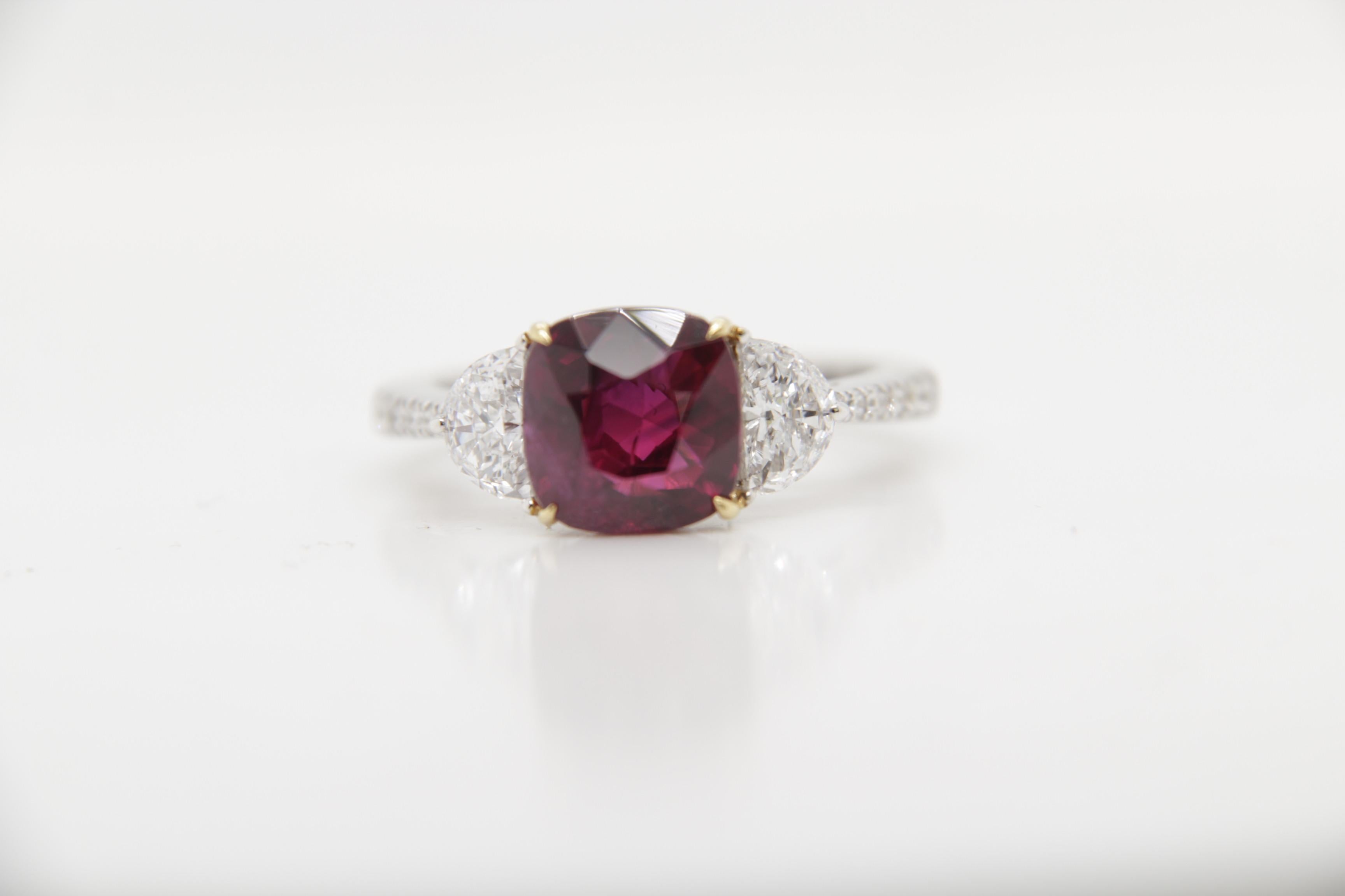 GIA-zertifizierter 4,19 Karat burmesischer Rubin-Ring ohne Hitze aus 18 Karat Gold (Moderne)