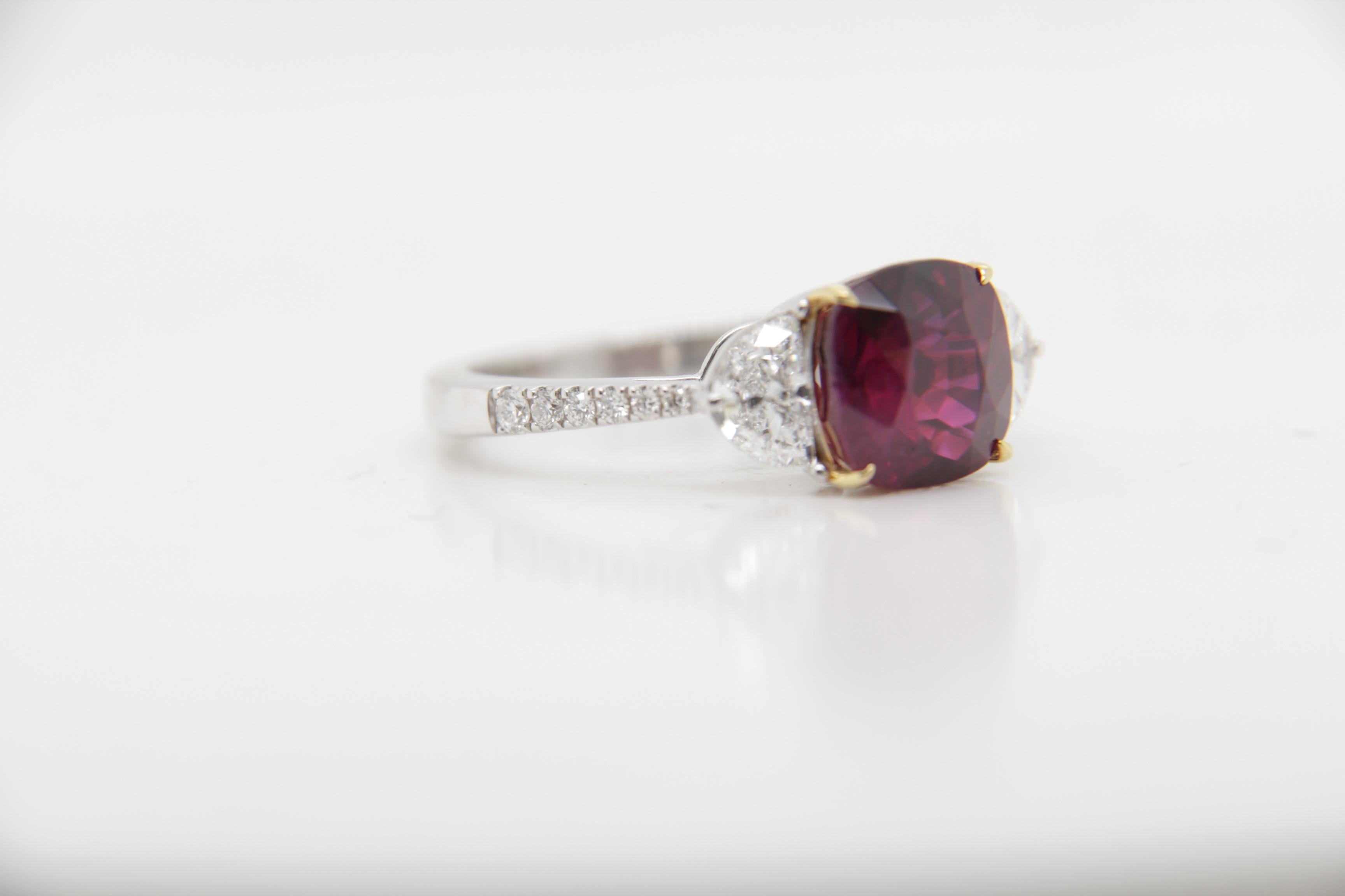 GIA-zertifizierter 4,19 Karat burmesischer Rubin-Ring ohne Hitze aus 18 Karat Gold im Zustand „Neu“ in Bangkok, TH