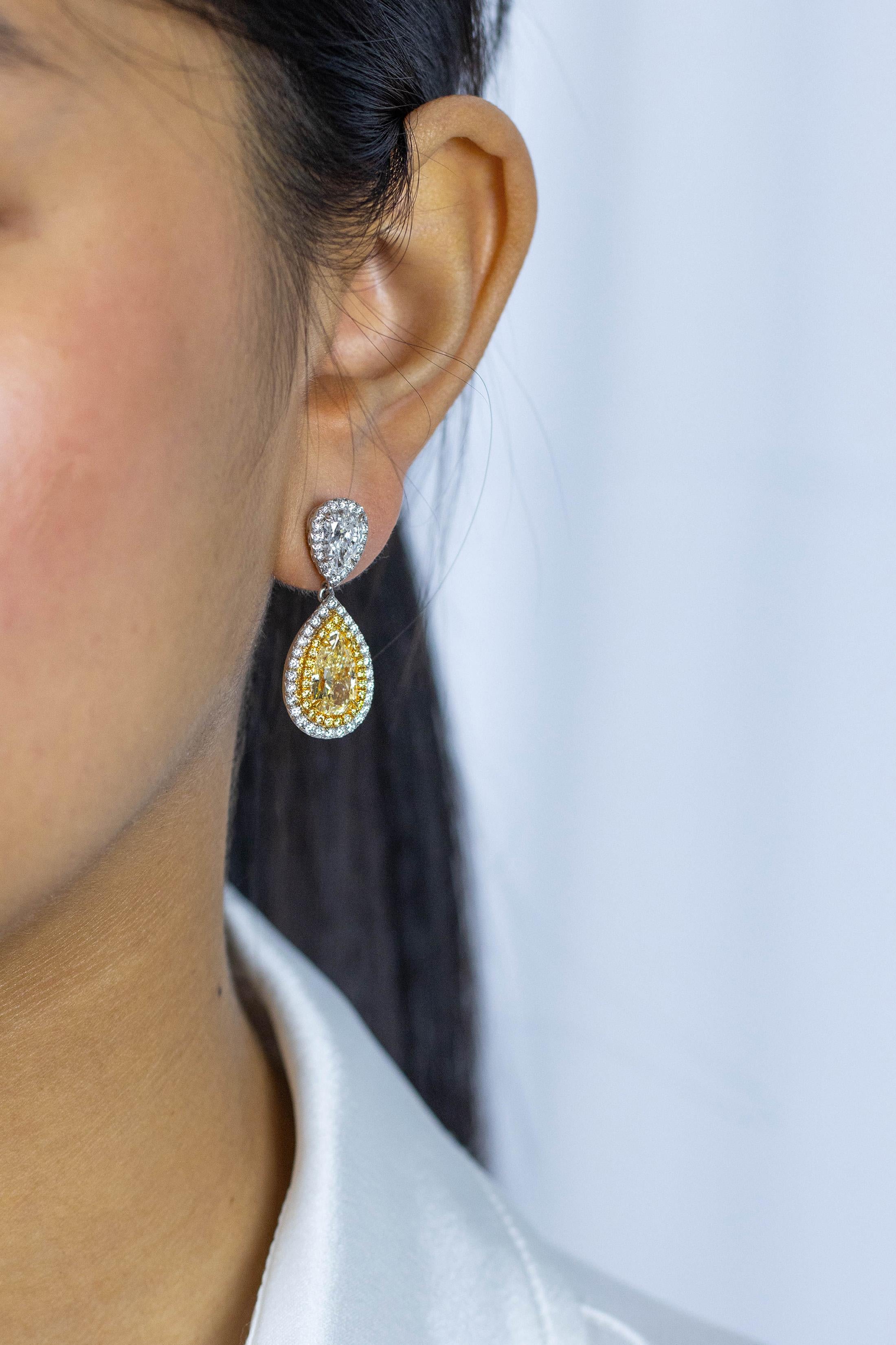 Taille poire Pendants d'oreilles avec double halo de diamants jaunes certifiés GIA de 4,19 carats au total en vente